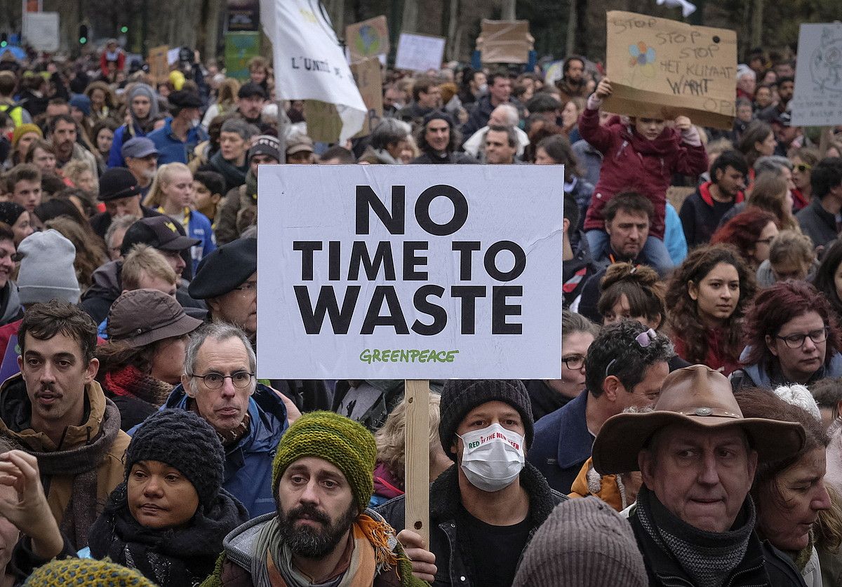 Klima aldaketari aurre egiteko neurri aski hartzen ez direla salatzeko manifestazioa, Belgikan. OLIVIER HOSLET / EFE. Klima aldaketari aurre egiteko neurri aski hartzen ez direla salatzeko manifestazioa, Belgikan. OLIVIER HOSLET / EFE.