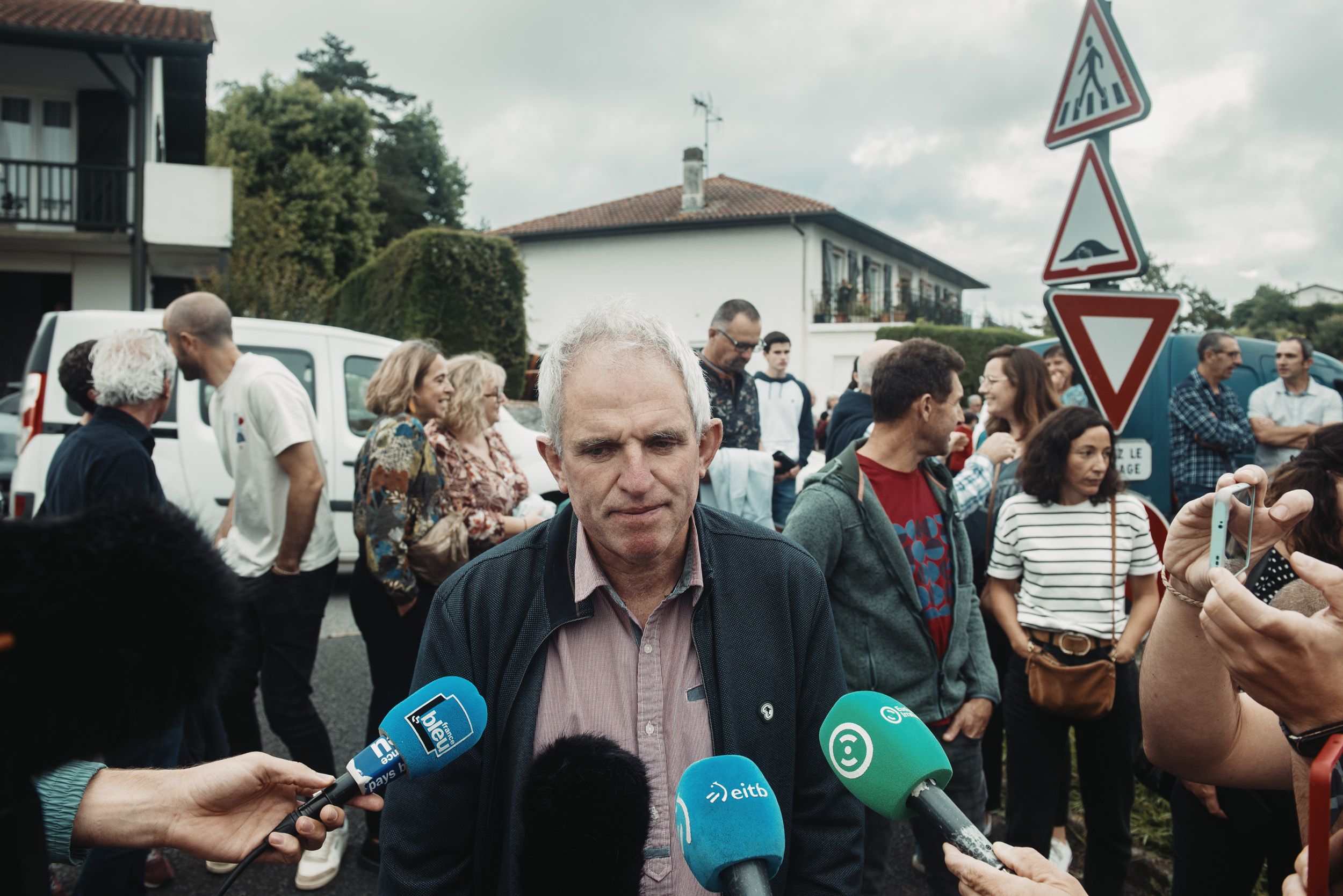Pascal Jocou hedabideen aitzinean, Beskoitzeko bozak irabazi ondoren. GUILLAUME FAUVEAU