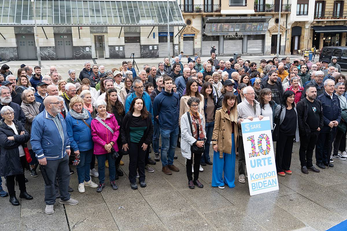 Sare Herritarraren hamargarren urteurreneko ekitaldia, Donostiako Zuloaga plazan. JAGOBA MANTEROLA / FOKU