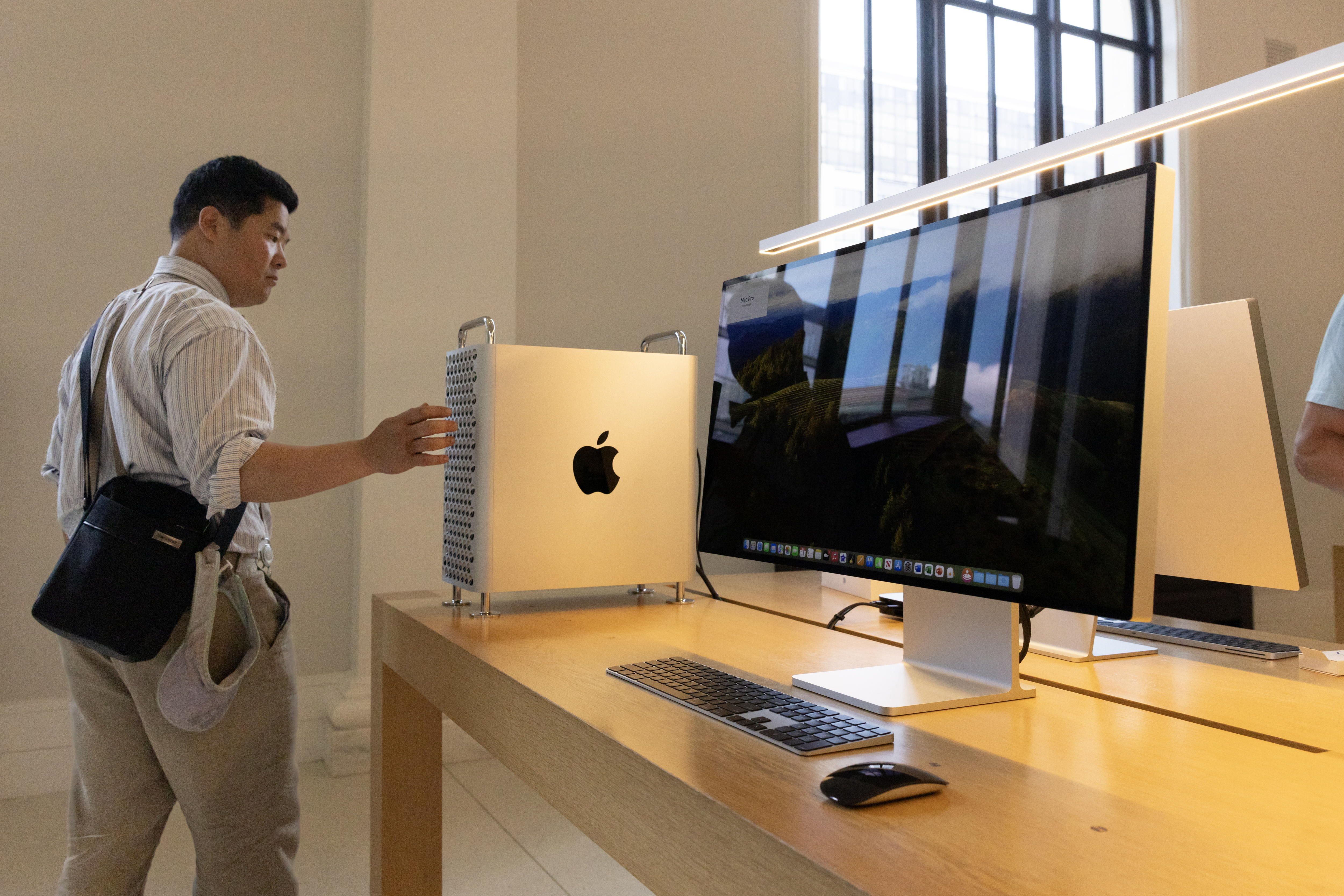 Bezero bat Applek Washingtonen duen denda fisiko batean. MICHAEL REYNOLDS / EFE