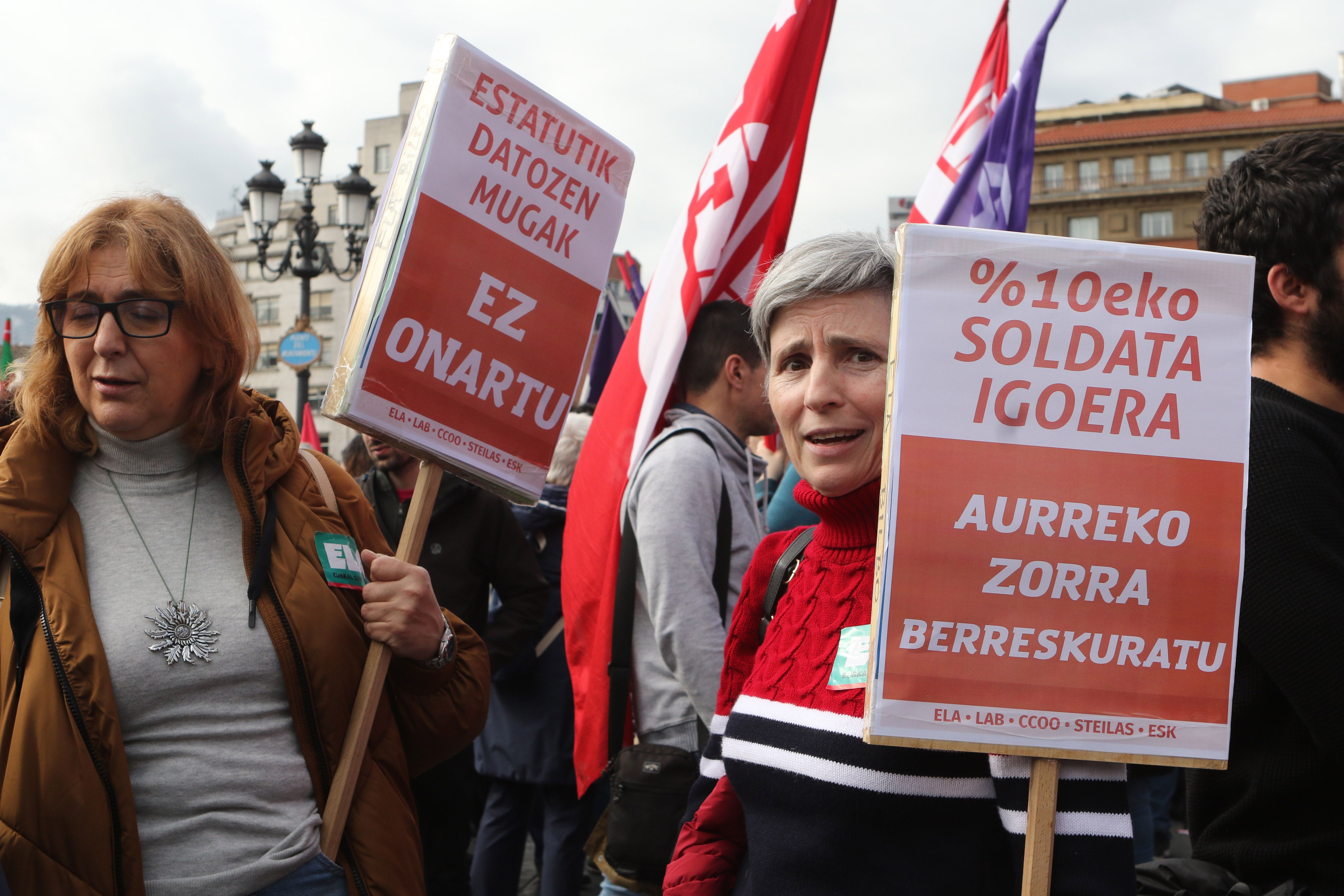 Langile publikoak soldata igoera eskatzen, martxoko greba egun batean, Bilbon.  OSKAR MATXIN EDESA / FOKU
