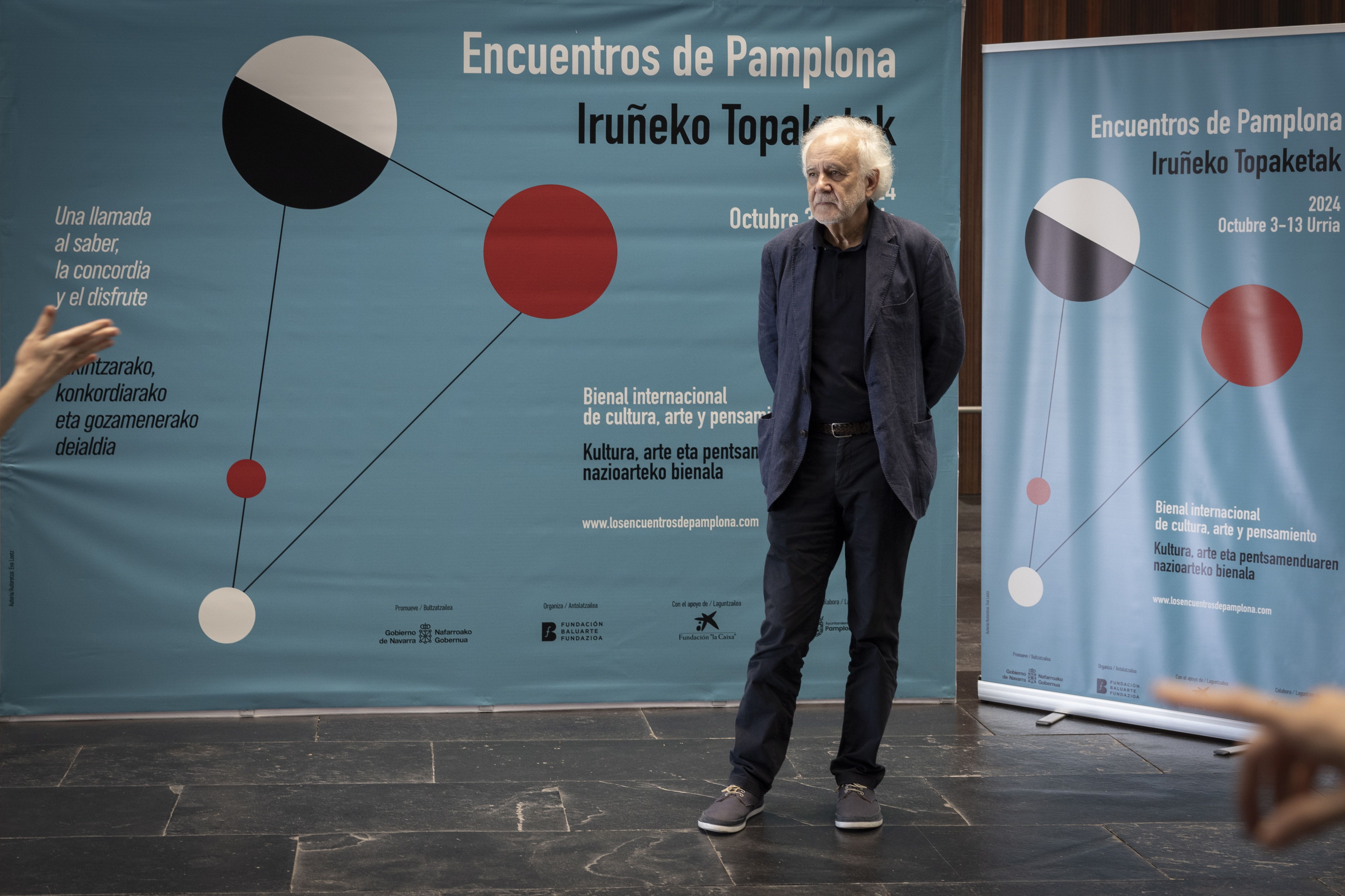 Ramon Andres Iruñeko Topaketak programaren zuzendari eta komisarioa, aurkezpenean. VILLAR LOPEZ / EFE