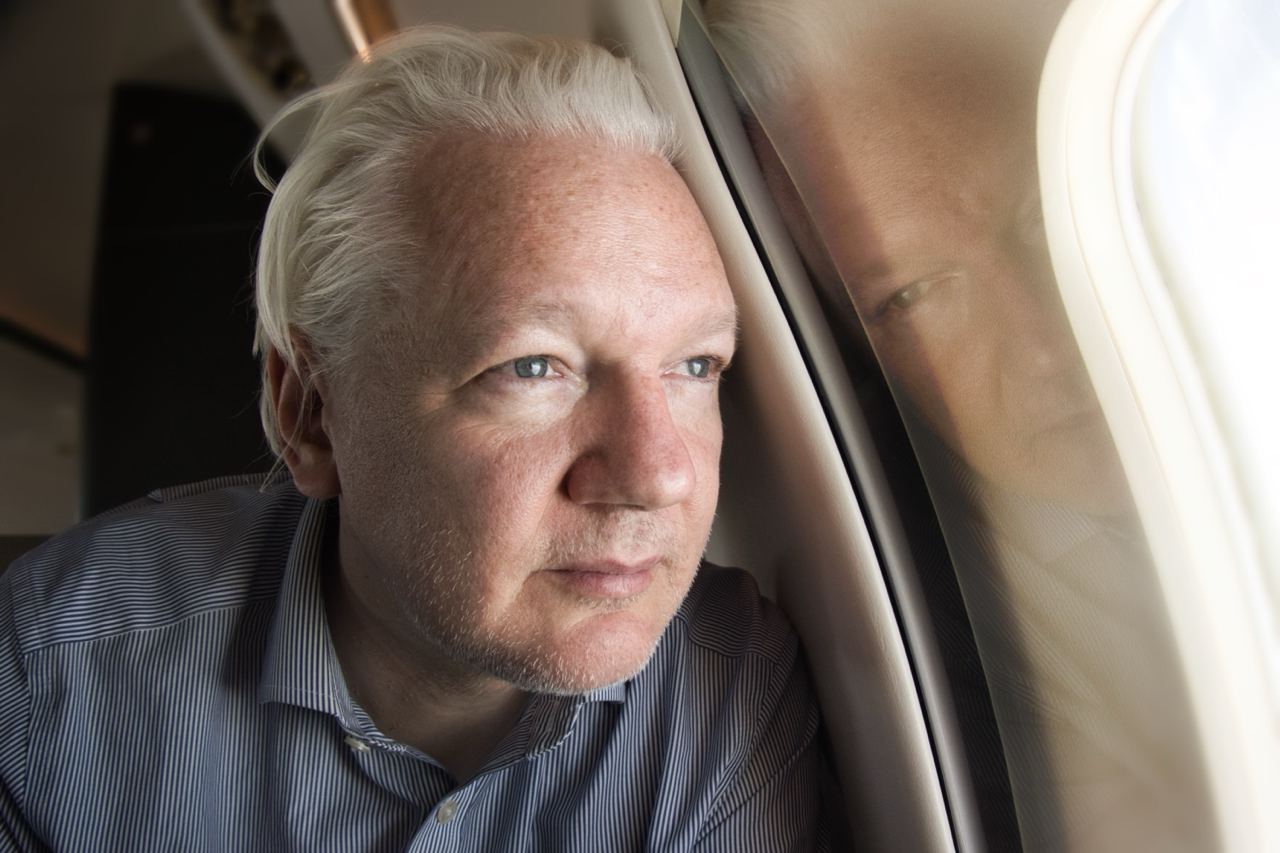 Julian Assange, Bangkoken lurreratu aurretik. WIKILEAKS