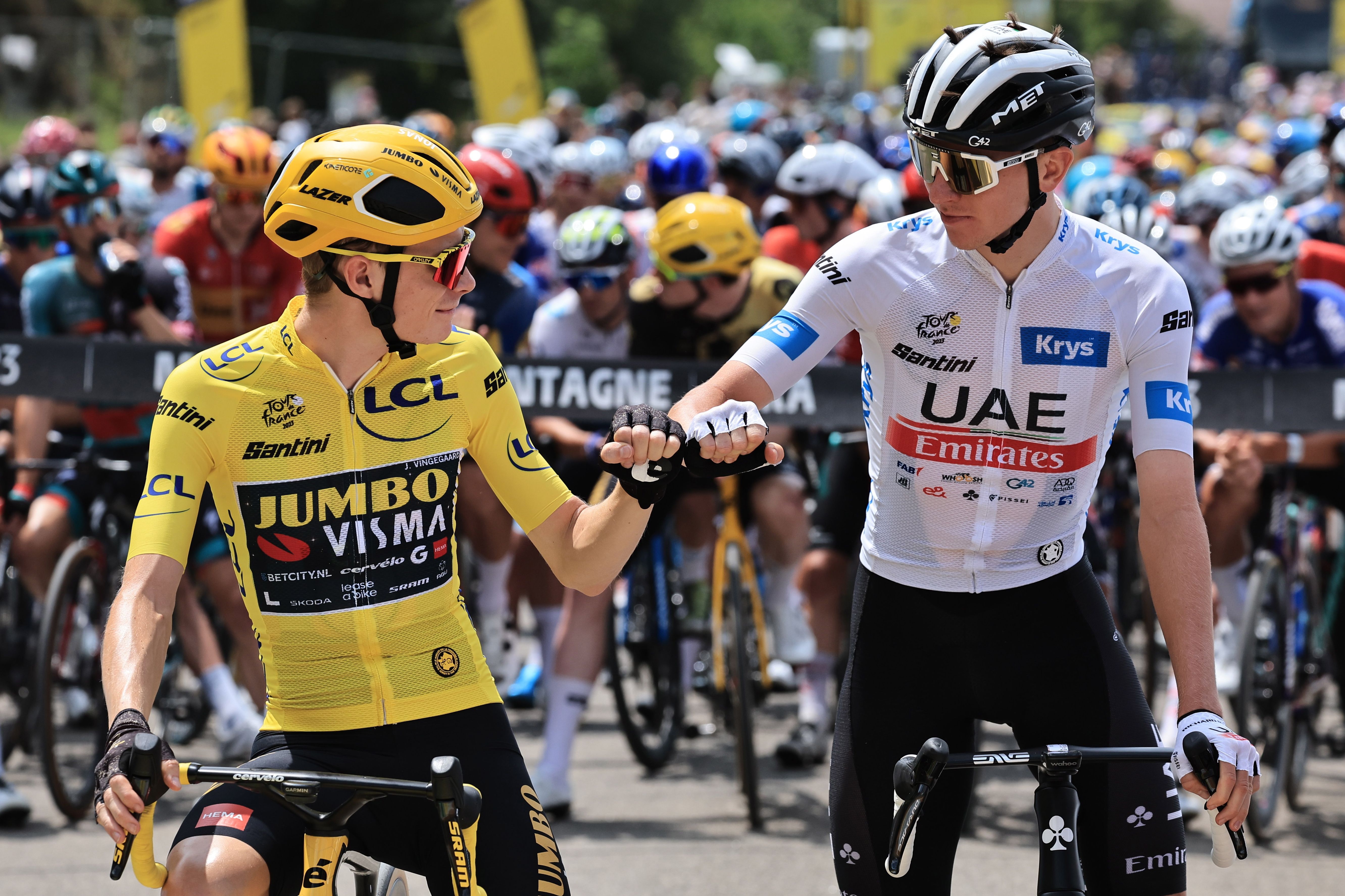 Jonas Vingegaard (Visma) eta Tadej Pogacar (UAE), elkar agurtzen iazko Frantziako Tourrean. CHRISTOPHE PETIT / EFE