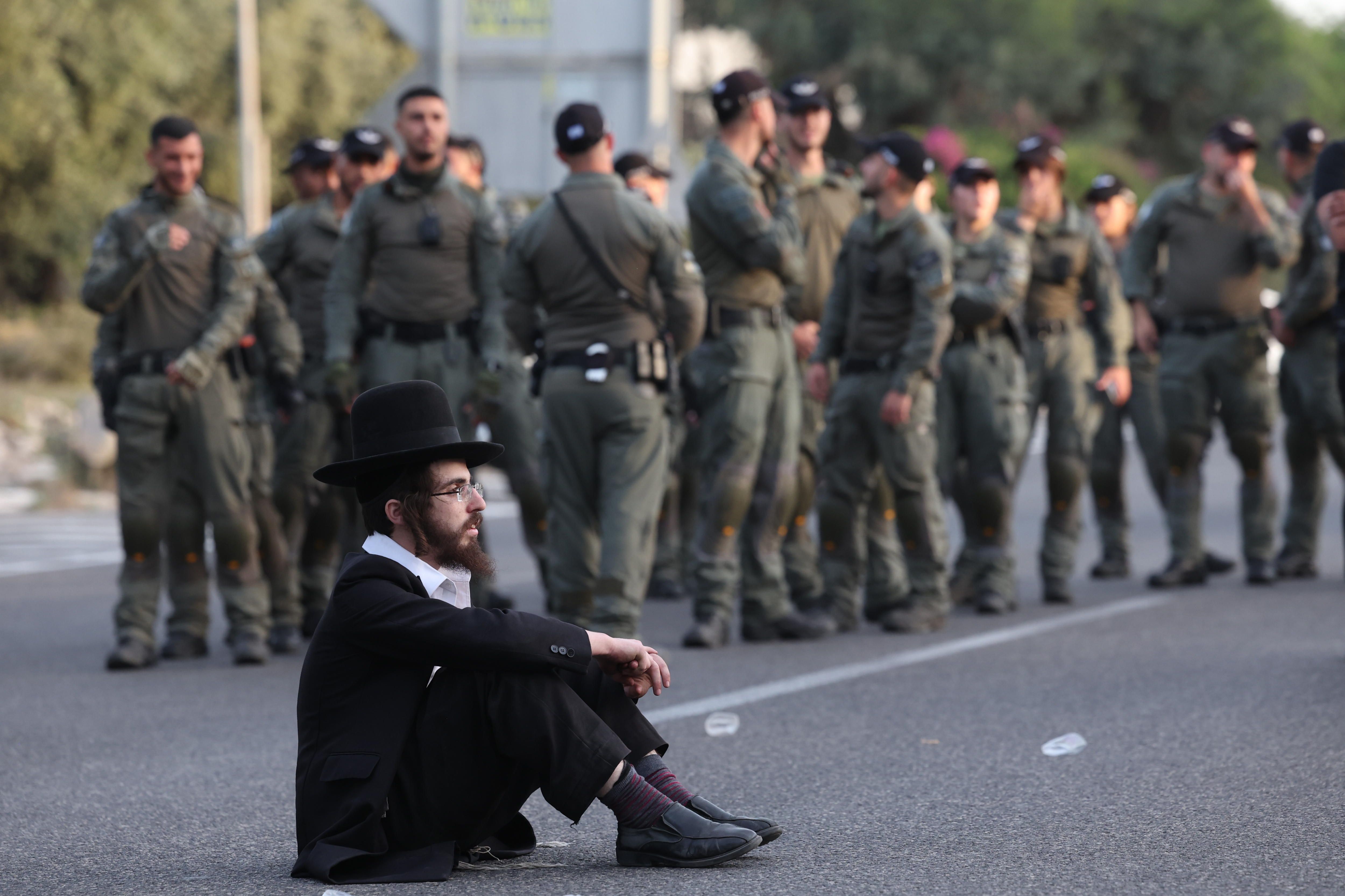 Ultraortodoxo bat, zerbitzu militarra derrigortzearen aurka protesta egiten, apirilean. ABIR SULTAN / EFE
