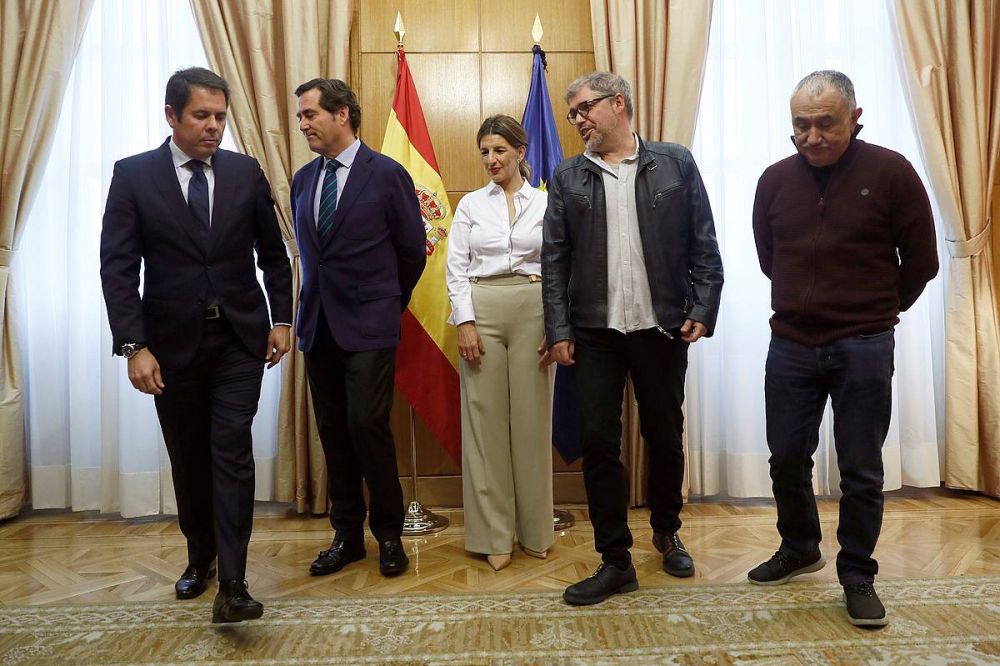 ESPAINIAKO GOBERNUA CEOE CCOO UGT