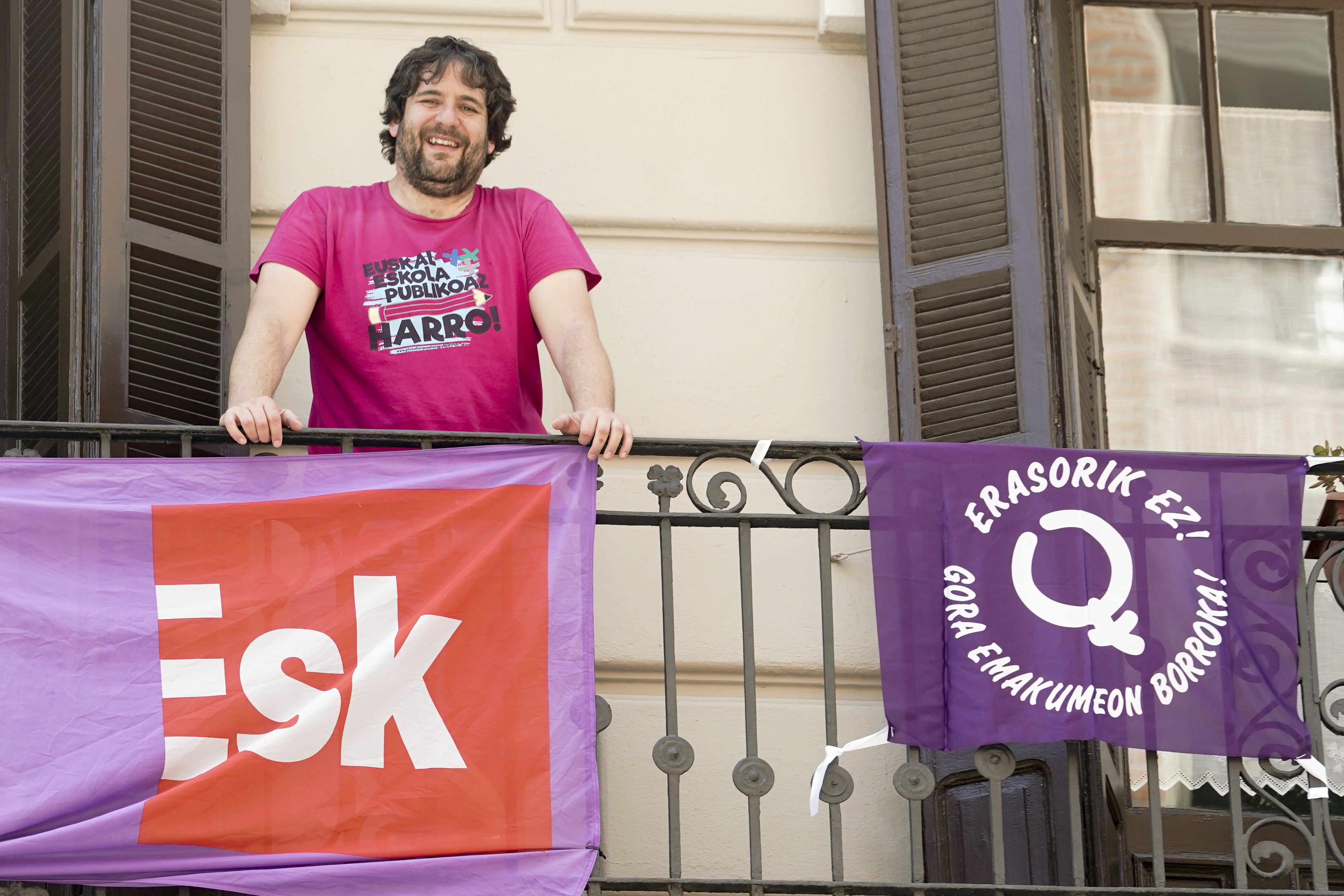 Jabier Saenz, ESKren Bilboko egoitzako balkoian. MARISOL RAMIREZ / FOKU