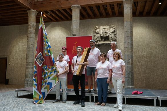 Danspirenaika jaialdiaren aurkezpena, joan den astean, Iruñeko Kondestablearenean. Erdian, Sabin Bikandi, eta, haren atzean, Fernando Hualde. DANSPIRENAIKA Danspirenaika jaialdiaren aurkezpena, joan den astean, Iruñeko Kondestablearenean. Erdian, Sabin Bikandi, eta, haren atzean, Fernando Hualde. DANSPIRENAIKA