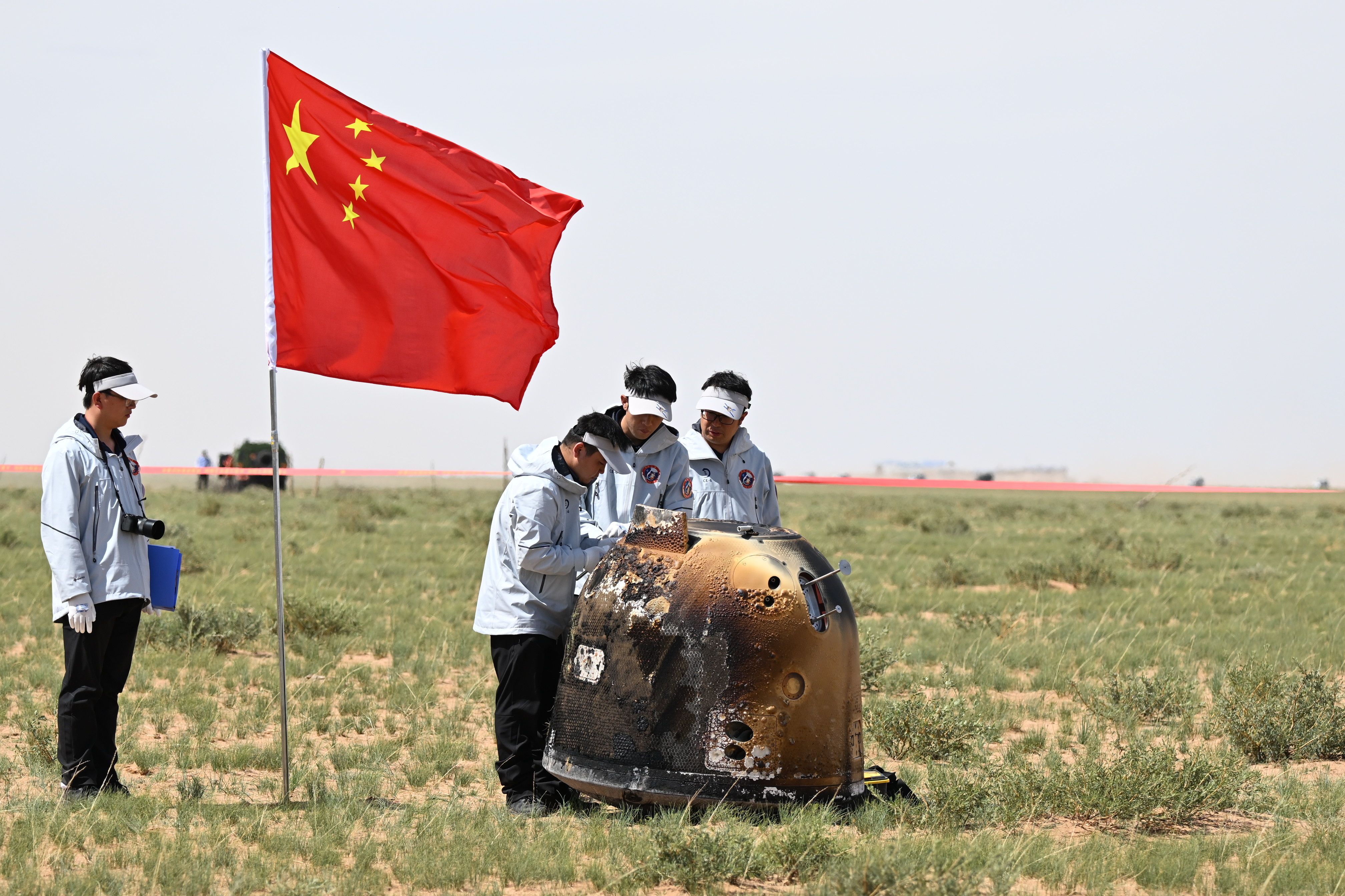 Chang'e-6 misioko espaziontziaren itzulerako modulua, gaur, Txina iparraldeko Barne Mongolian lurreratu ostean. JIN LIWANG / EFE