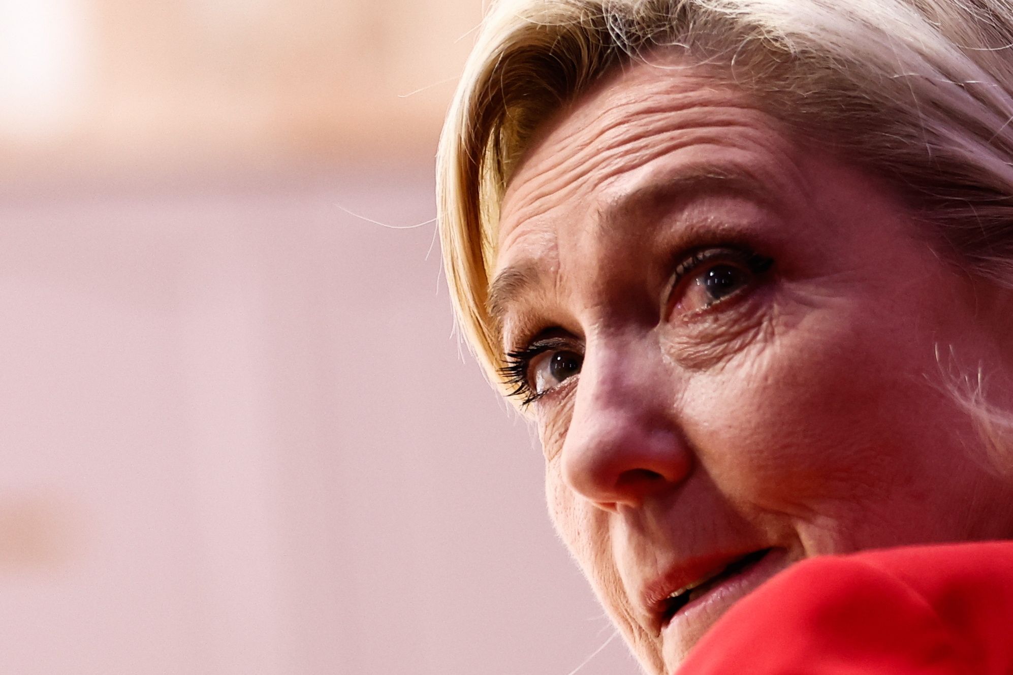 Joan den legegintzaldian RN Batasun Nazionalaren Asanbleako talde parlamentarioaren buru izandako Marine Le Pen, iragan astelehenean, agerraldi batean, Parisen. MOHAMMED BADRA / EFE