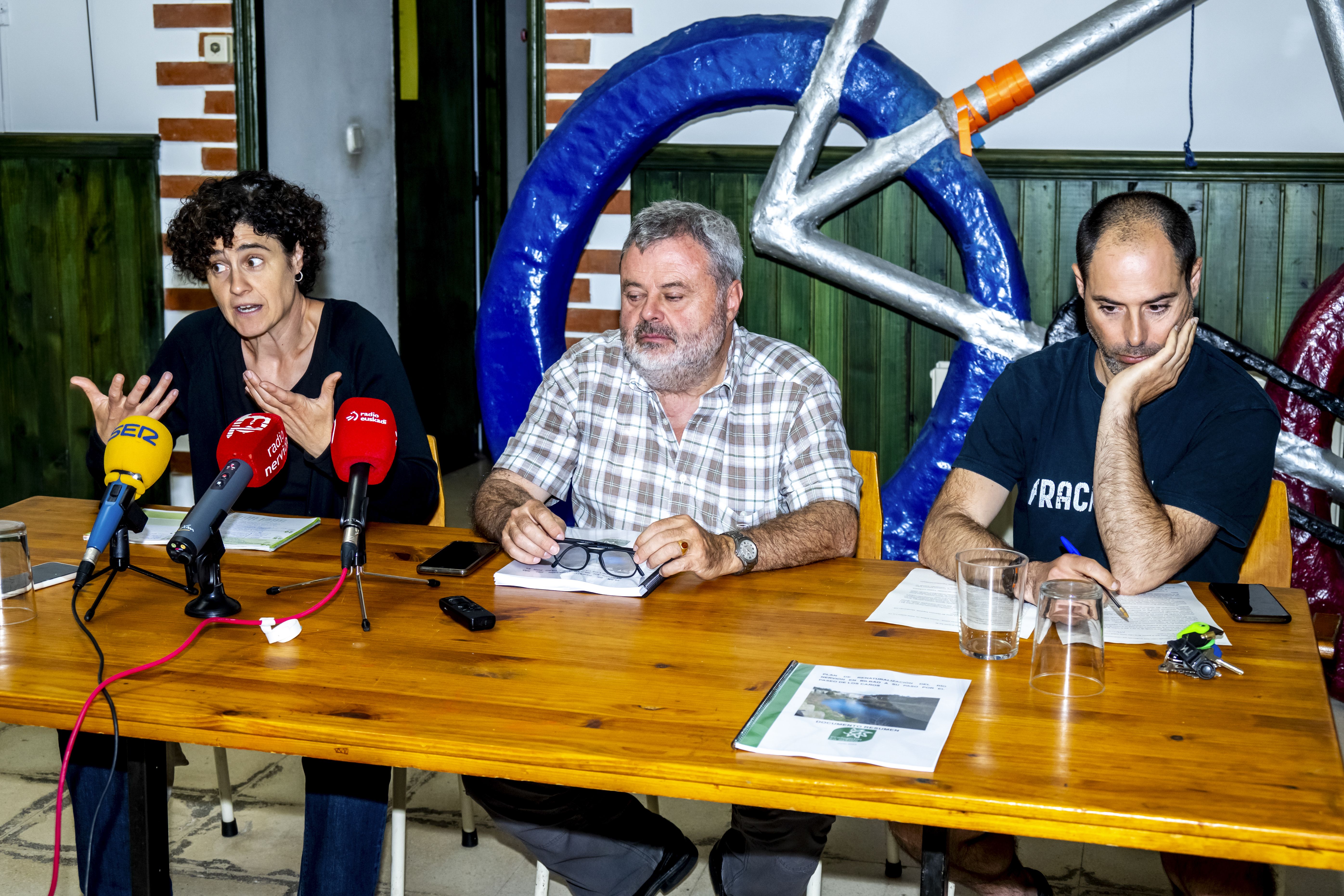 Ezkerretik, Erika Gonzalez, Santiago Martin Barajas eta Diego Ortuzar, proiektuaren aurkezpenean. MIKEL MARTINEZ DE TRESPUENTES / FOKU