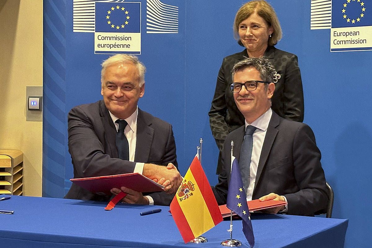 Gonzalez Pons (ezkerrean) eta Bolaños (eskuinean) elkarri eskua ematen, gaur, Bruselan, Jourovarekin batera. LAURA P. GUTIERREZ / EFE