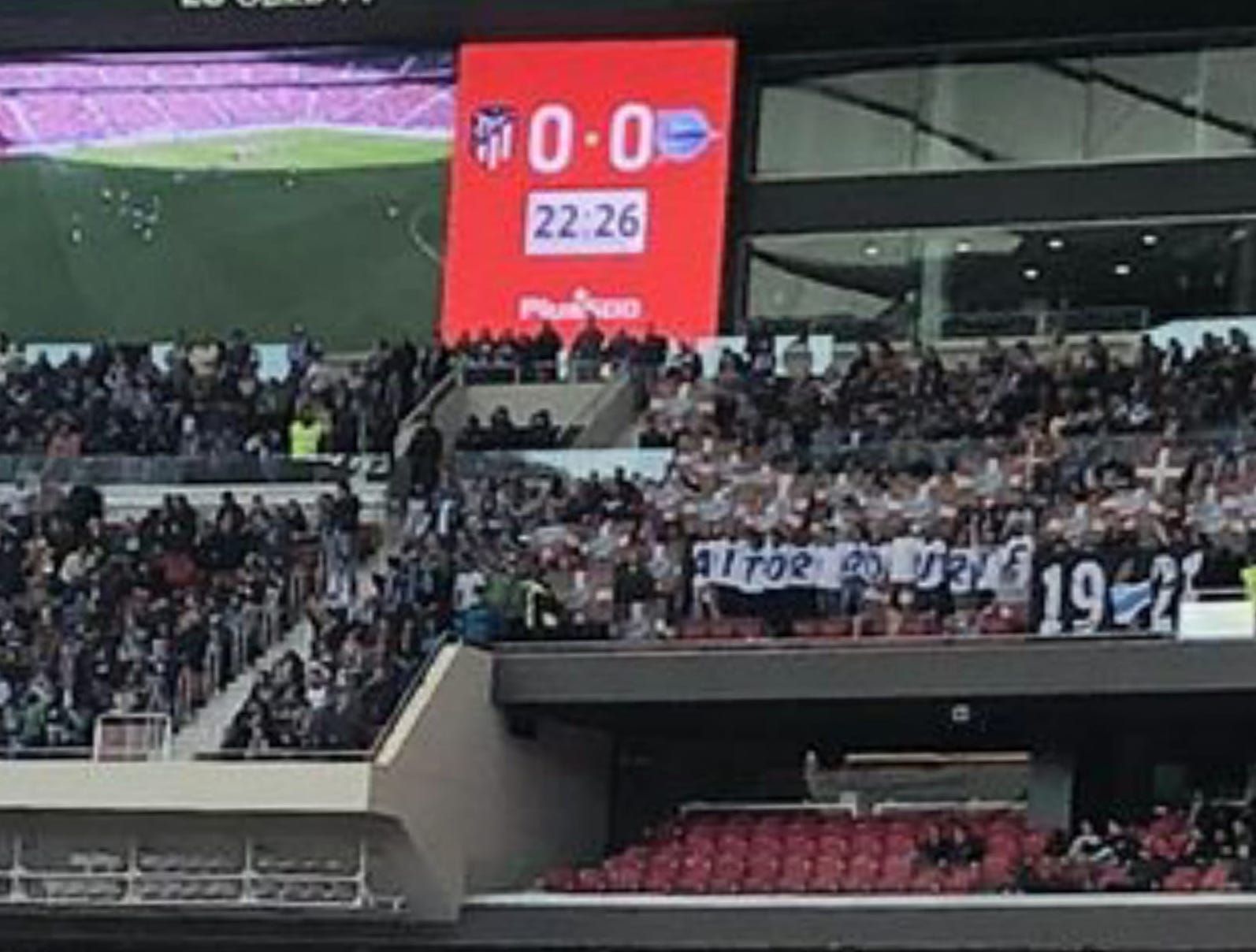 'Aitor 20 urte' mezua zeraman pankarta atera dute Wanda estadioan. BERRIA