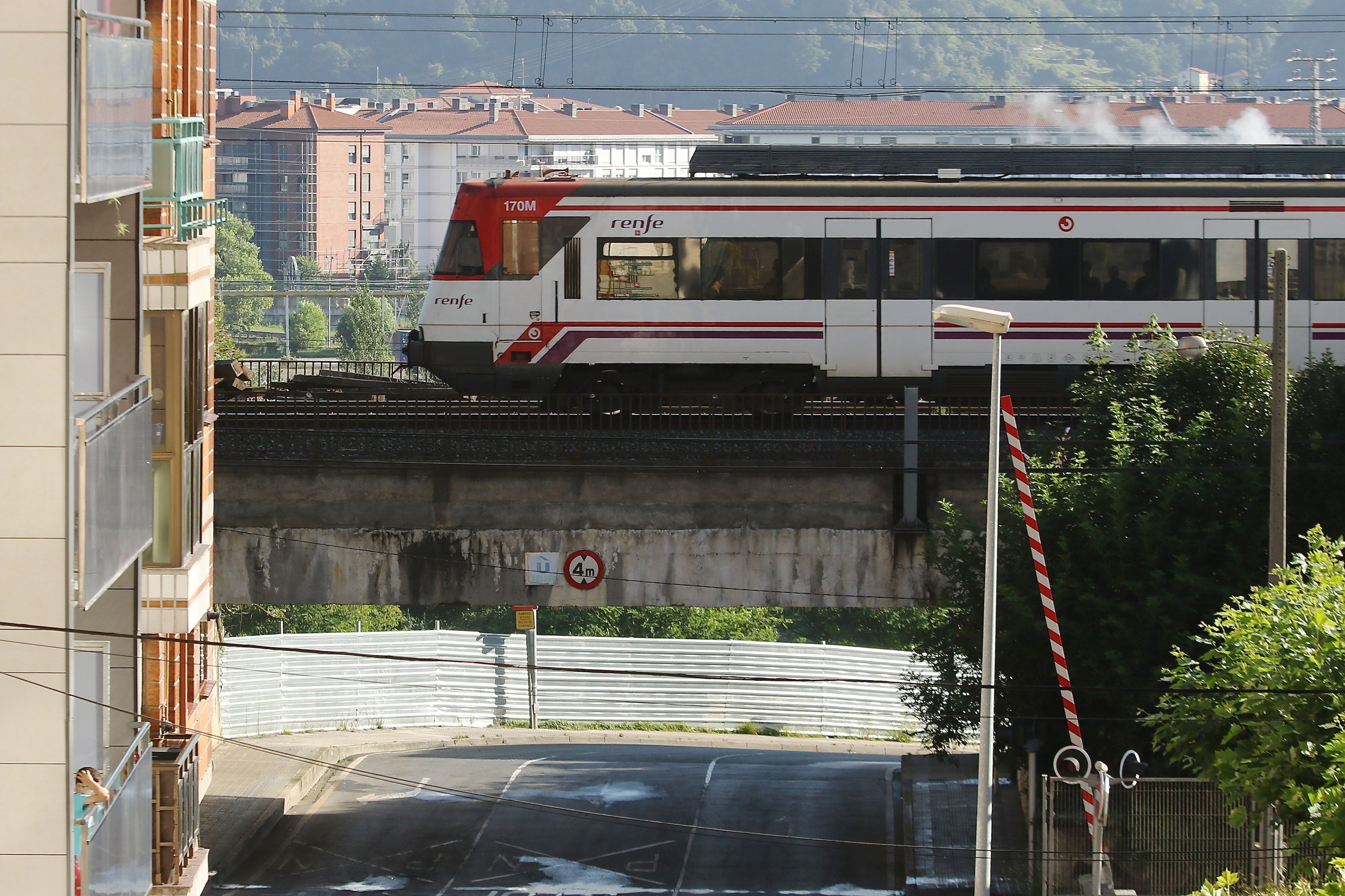 Renfe Aldirien C3 lineako trena Basauritik igarotzen, asteartean. OSKAR MATXIN EDESA / FOKU