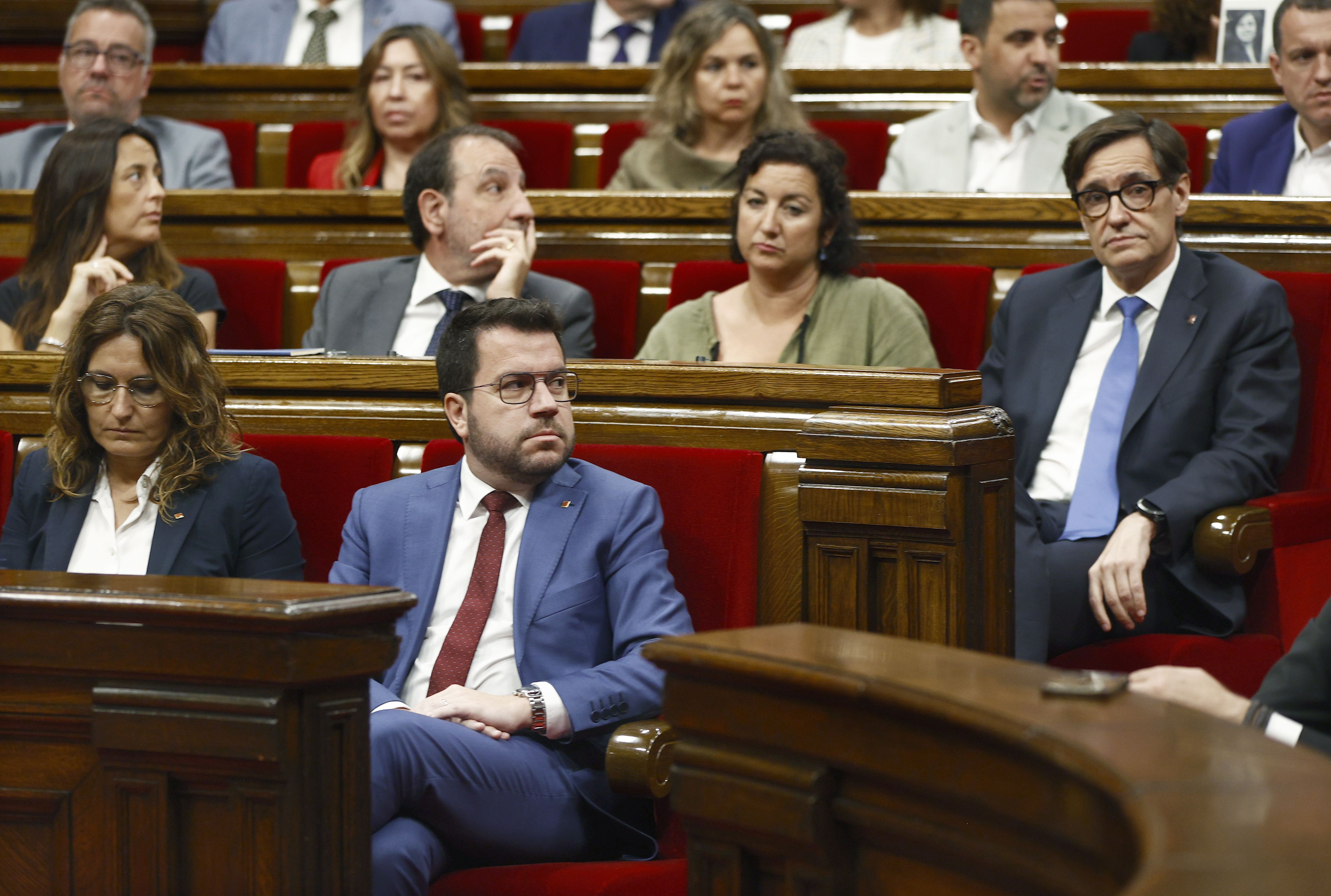 Aurreko ilaran, Pere Aragones (ERC), eta, haren atzean, Salvador Illa (PSC), gaurko saioan, Kataluniako Parlamentuan. QUIQUE GARCIA / EFE