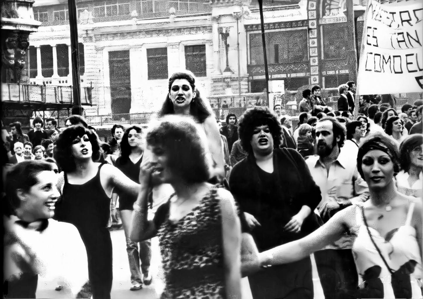 1979ko Gay eta Lesbianen Nazioarteko Eguneko manifestazioa, Bilbon, Arriaga paretik pasatzean, ekainaren 22an. EHGAM