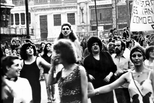 1979ko LGTBIQ Komunitatearen Nazioarteko Eguneko manifestazioa, Bilbon, Arriaga paretik pasatzean, ekainaren 22an. EHGAM 1979ko LGTBIQ Komunitatearen Nazioarteko Eguneko manifestazioa, Bilbon, Arriaga paretik pasatzean, ekainaren 22an. EHGAM