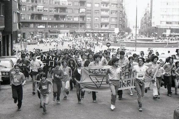 1. Korrika, Bilbon, 1980an. EHGAMek lekukoa eraman zuen Cantalojas zubitik Iralara arte. EHGAM. 1. Korrika, Bilbon, 1980an. EHGAMek lekukoa eraman zuen Cantalojas zubitik Iralara arte. EHGAM.