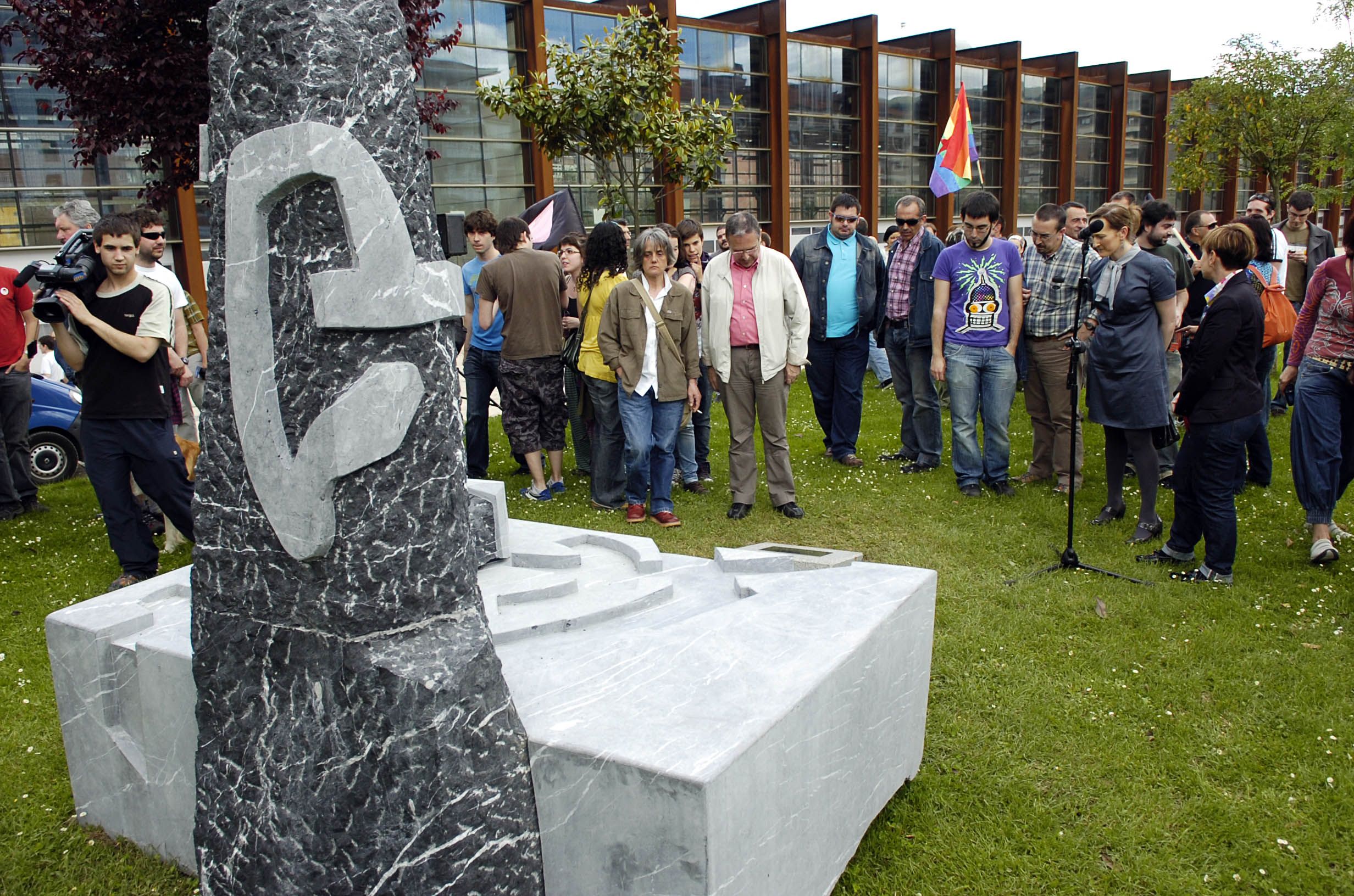 Frankismoak fusilatutako LGTBI komunitateko kideen aldeko oroitarriaren inaugurazioa, Durangon, 2009an, EHGAMek antolatuta. JON HERNAEZ / FOKU