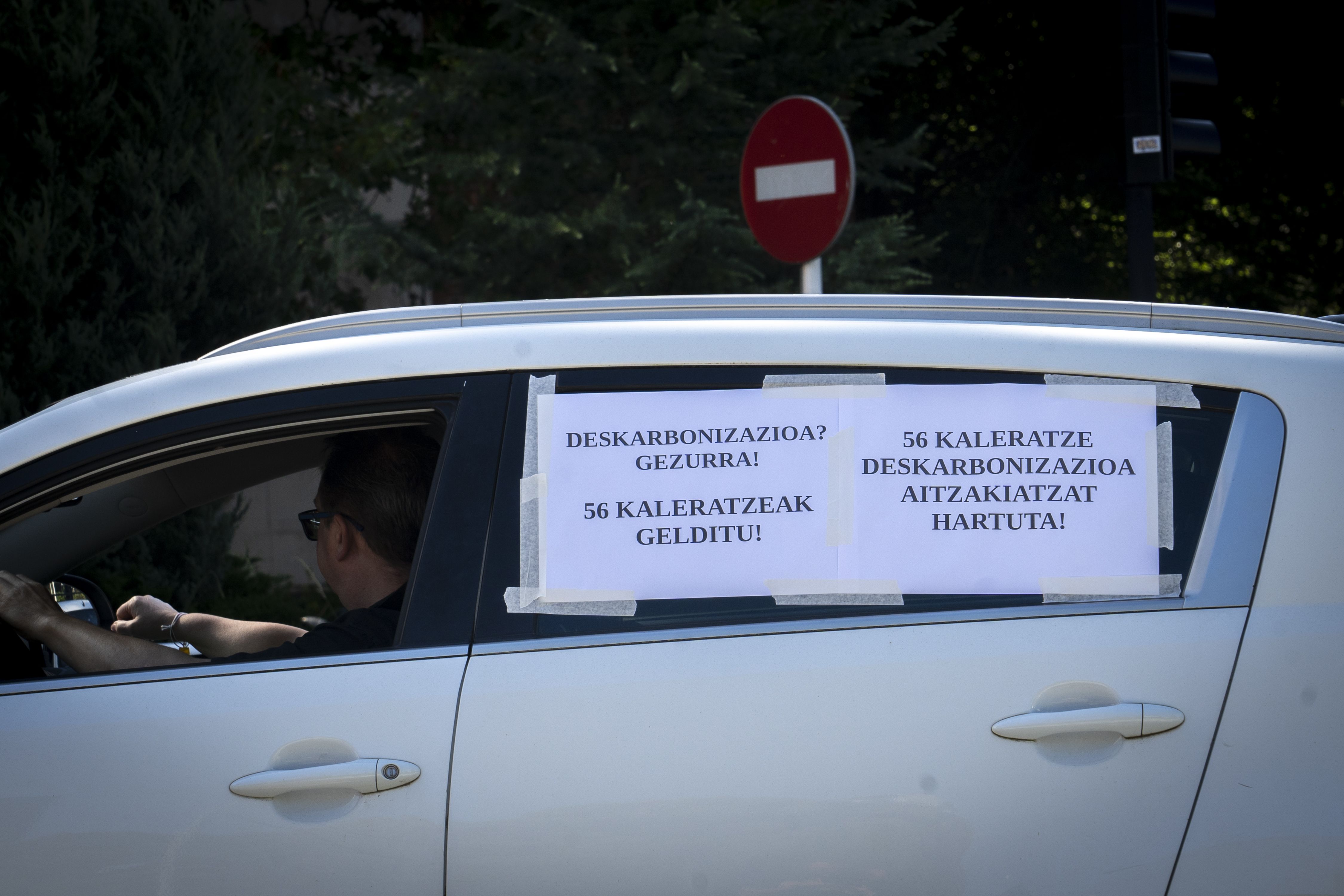 Cementos Rezolako langile bat atzo egindako protestan, Donostian. GORKA RUBIO / FOKU