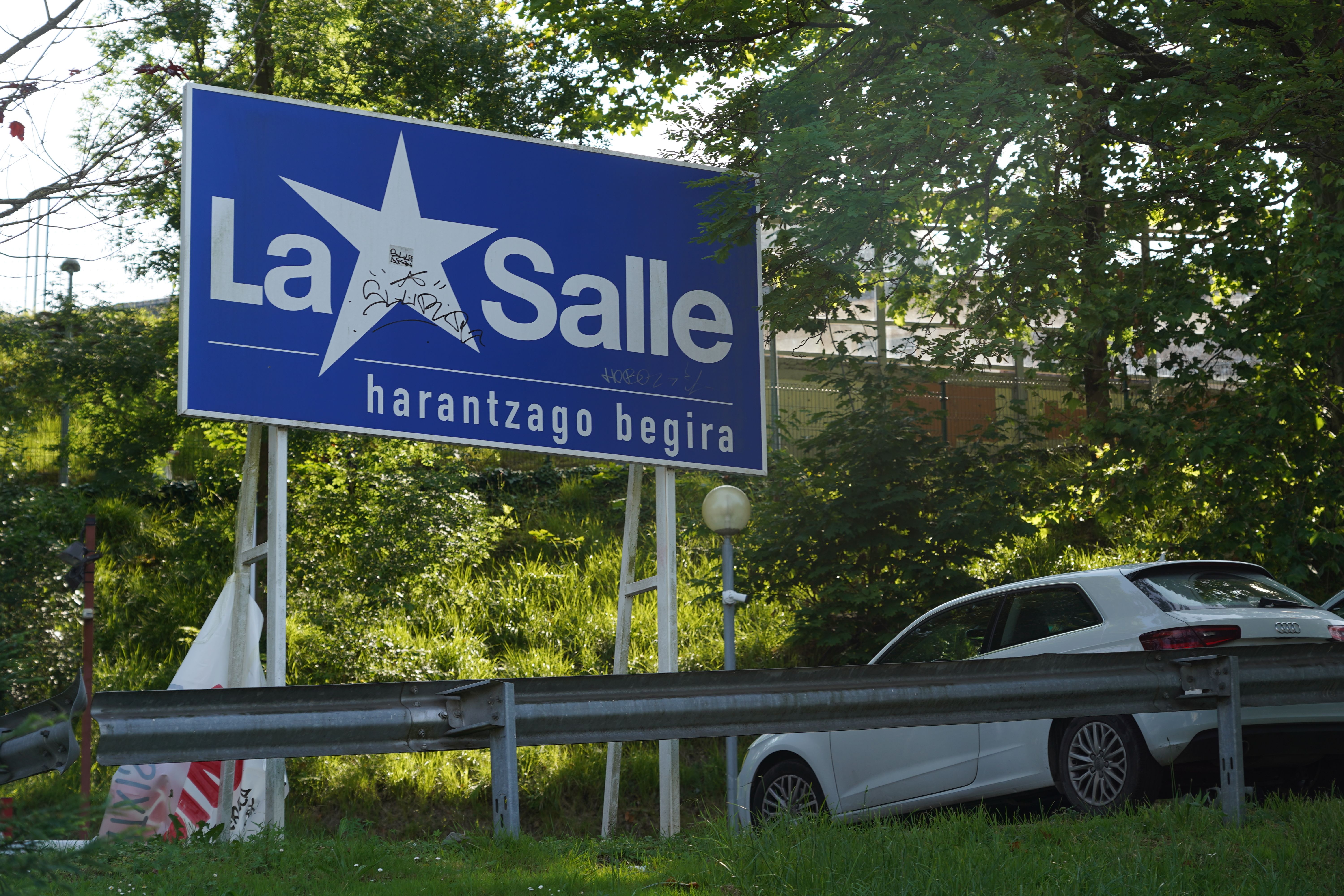 Donostiako Loiola auzoko La Salle ikastetxearen kartel bat, artxiboko irudi batean. JON URBE / FOKU