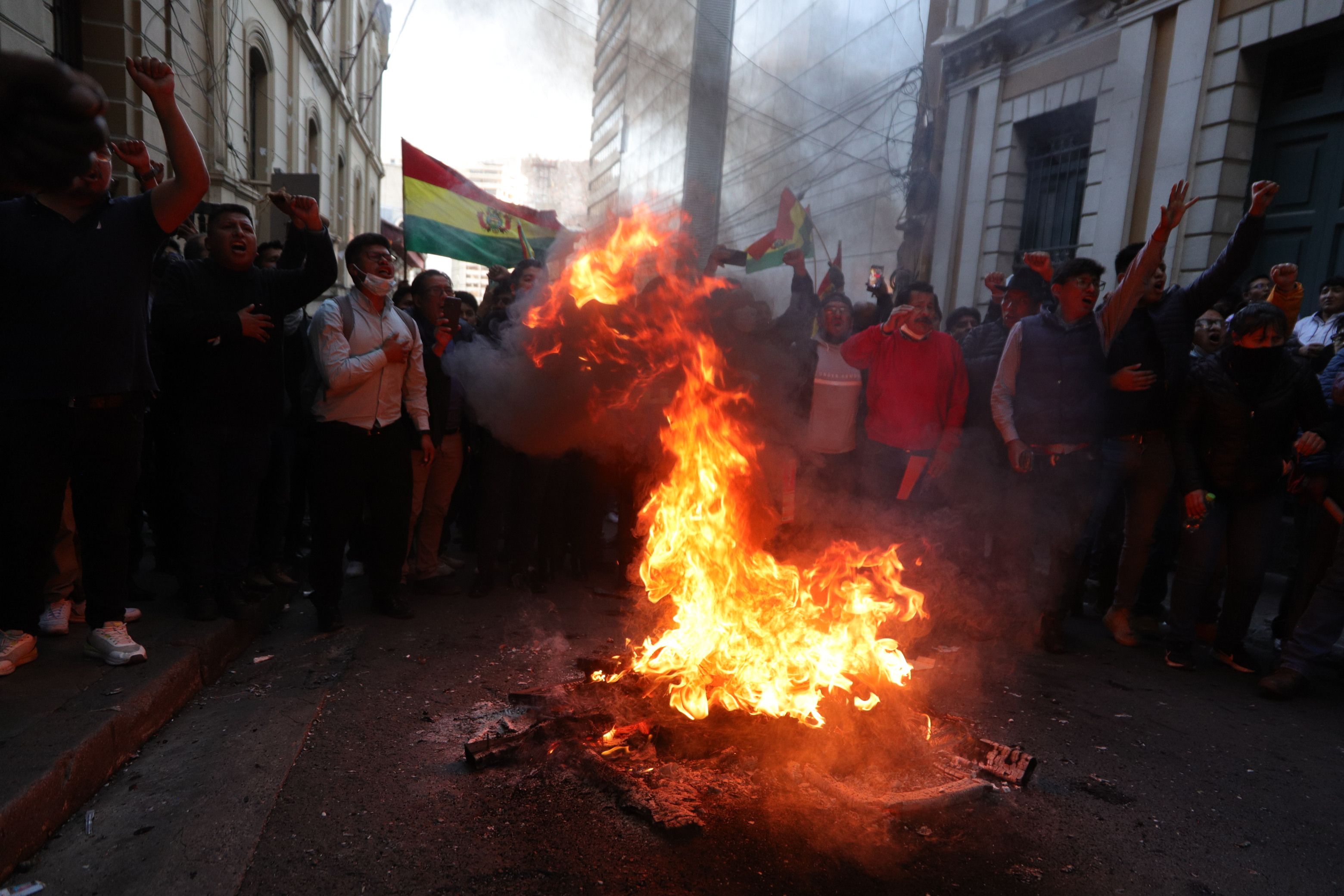 Luis Arce presidentearen aldekoak, protestan.