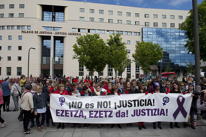 Mugimendu feministaren protesta, joan den ekainean, Nafarroako Auzitegiaren aurrean. IÑIGO URIZ / FOKU