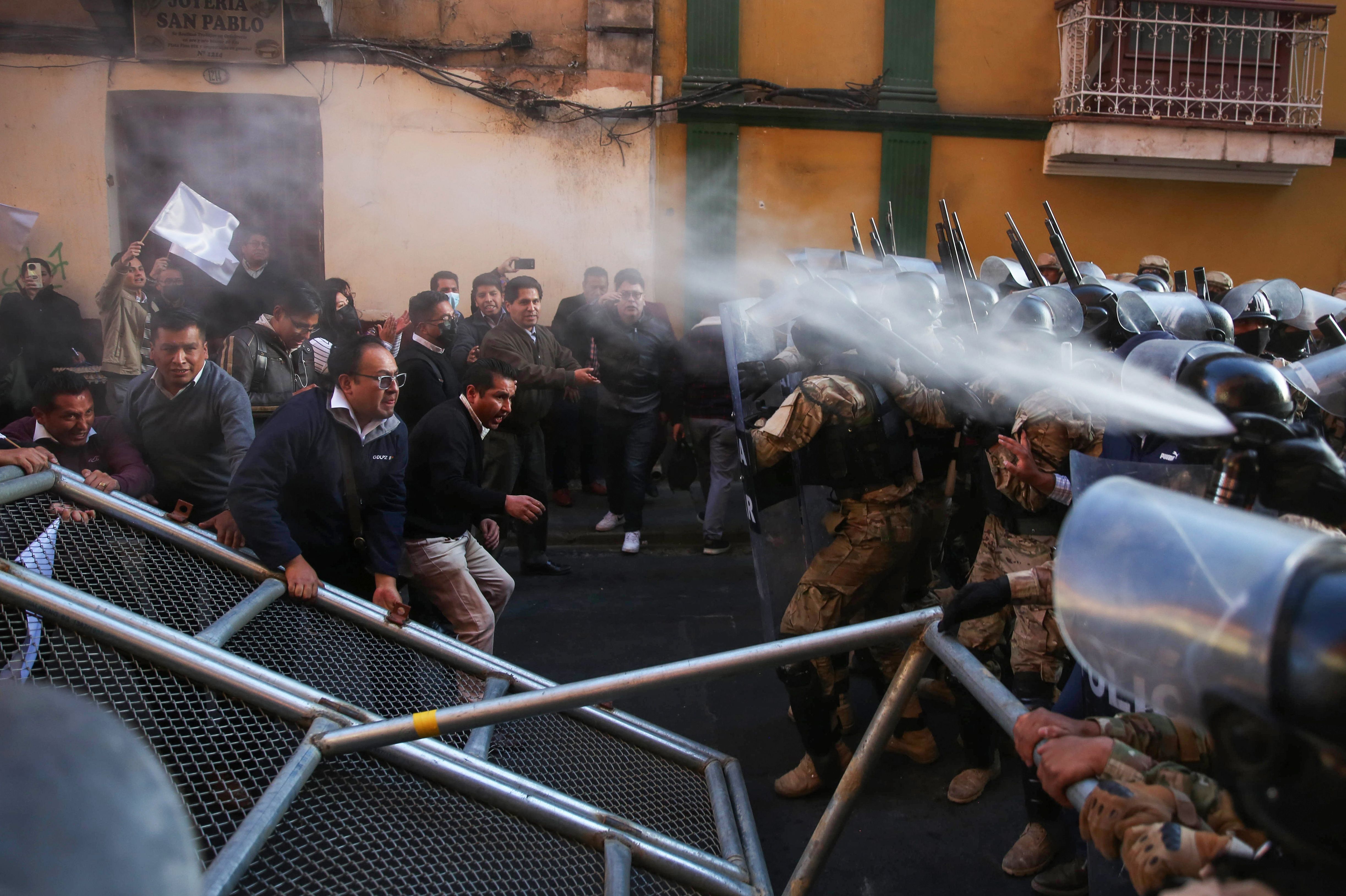Militarrek negarra eragiteko gasarekin erantzun diete kalera atera diren herritarrei.