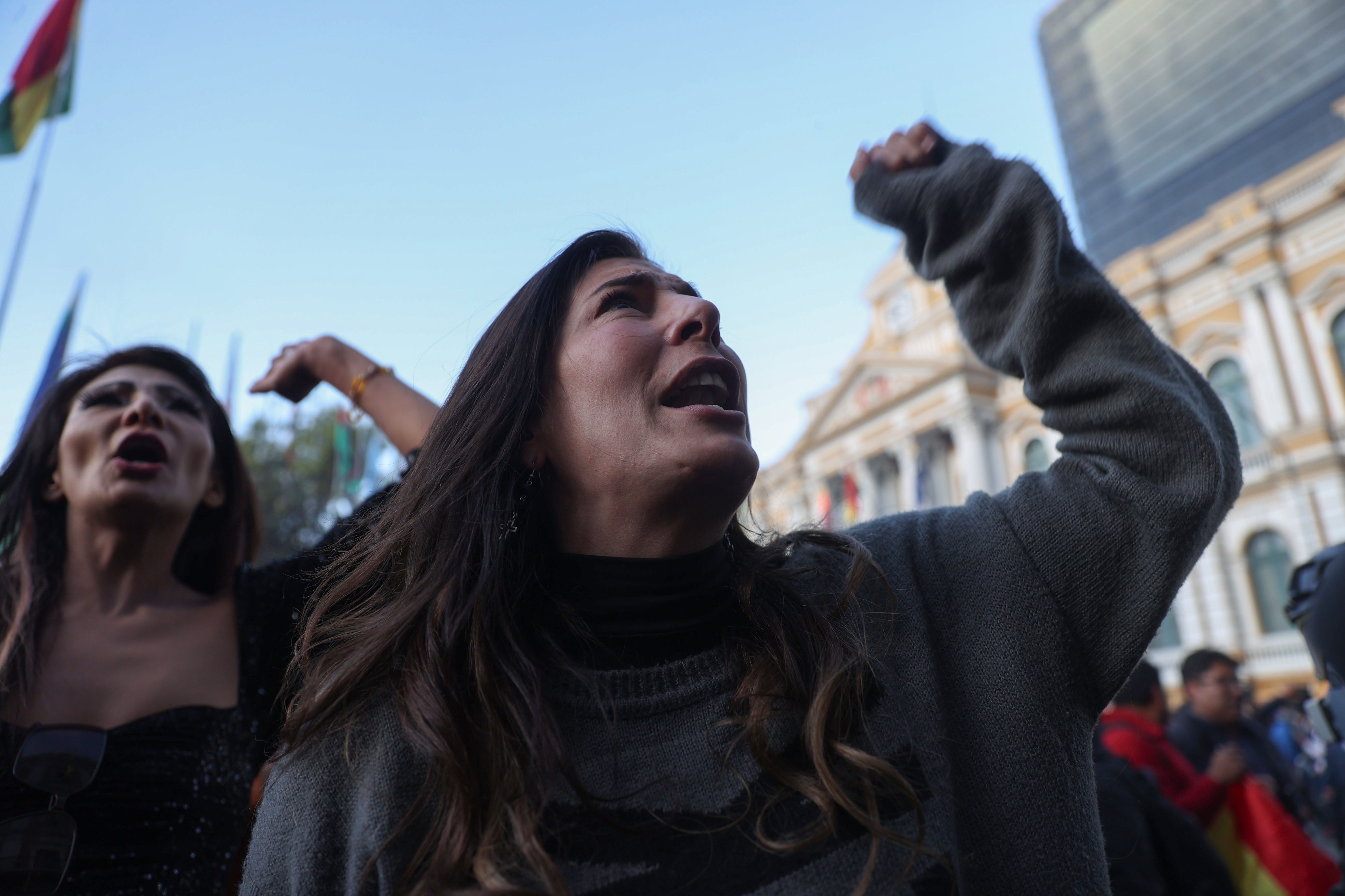 Sindikatuak eta gizarte eragileak deituta, herritarrak berehala atera dira kalera estatu kolpearen aurka.