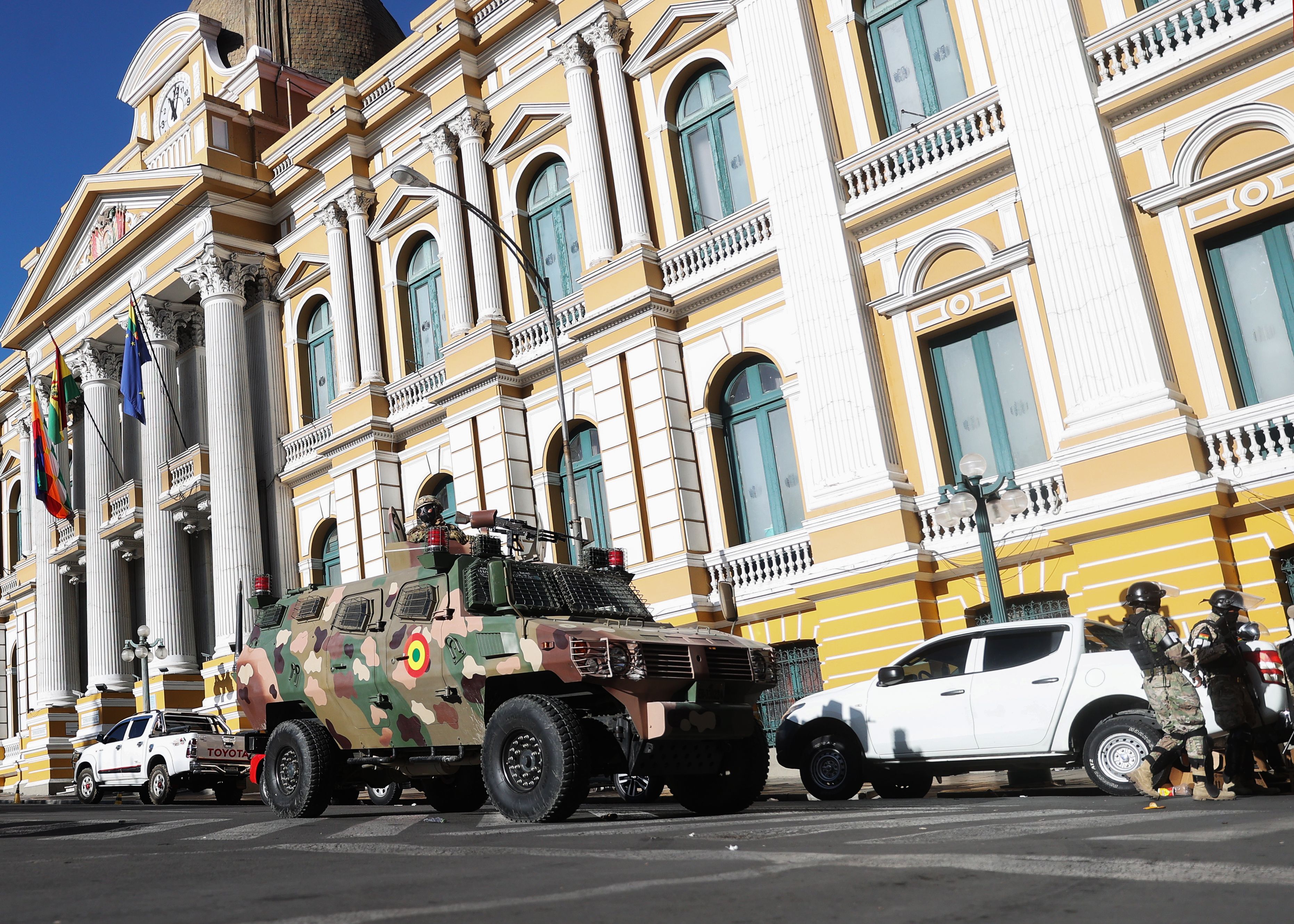Tanke bat, Boliviako Gobernuaren egoitzaren aurrean.
