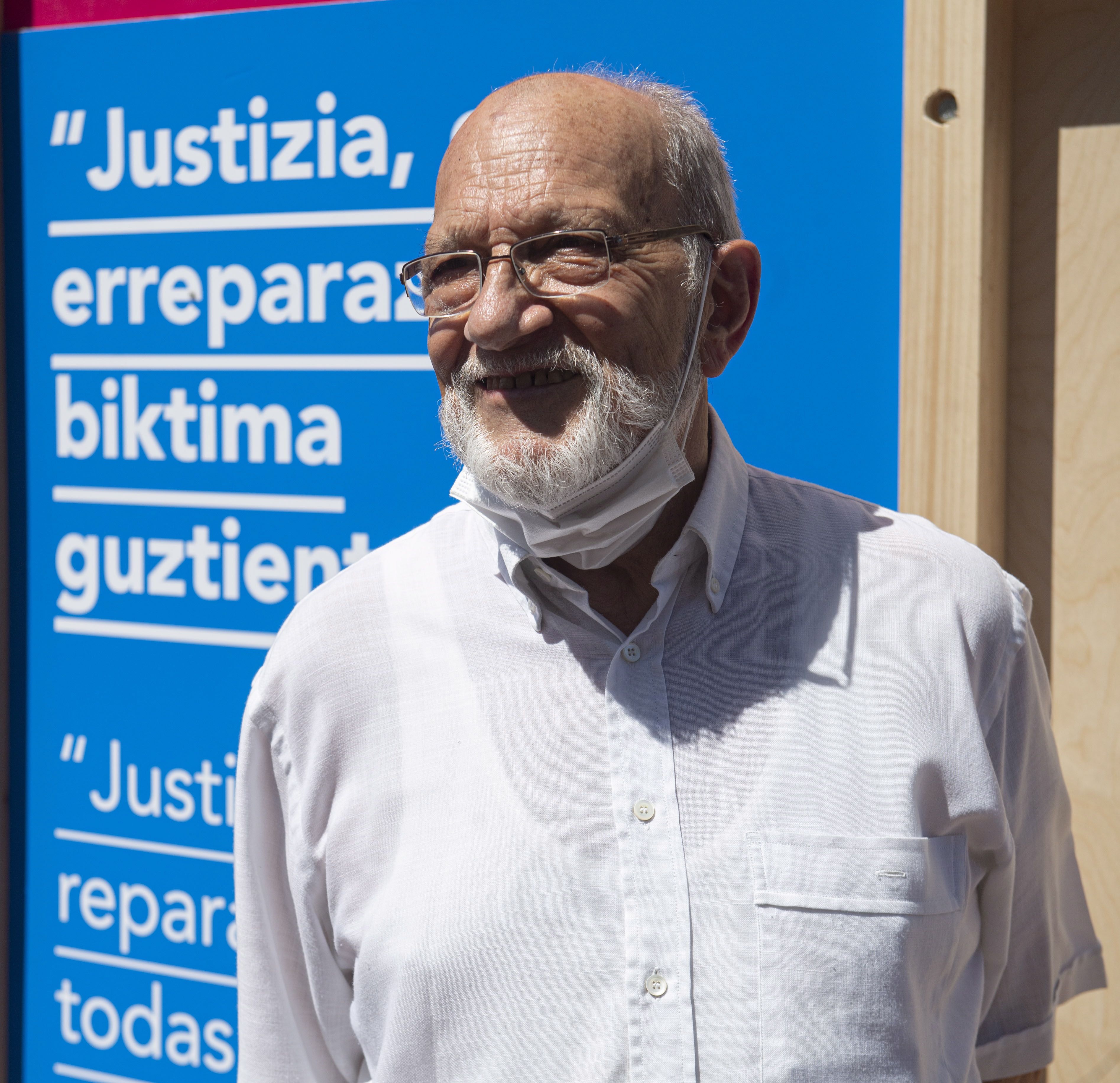 Rosa Zarraren alargun Xabier Irazusta, artxiboko argazki batean. JON URBE / FOKU