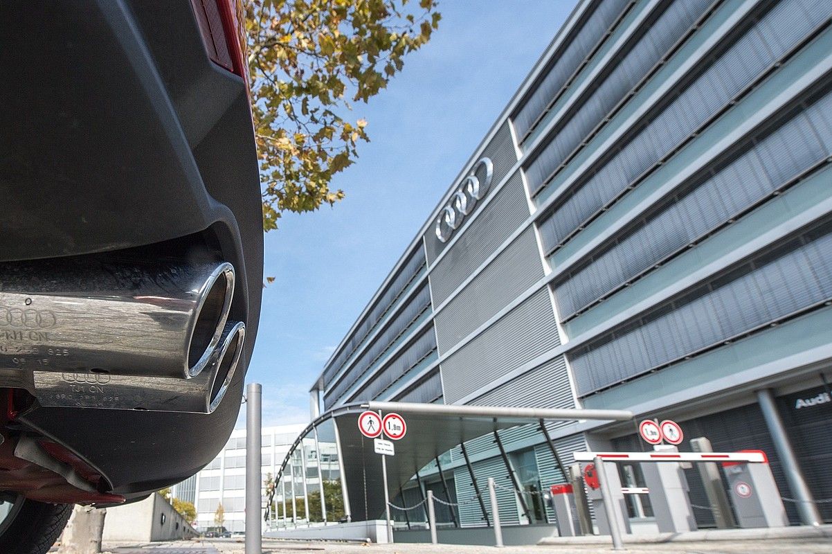Auto baten ihes hodia, Audi konpainiaren egoitzaren aurrean, Ingolstadten (Alemania). ARMIN WEIGEL /EFE. Auto baten ihes hodia, Audi konpainiaren egoitzaren aurrean, Ingolstadten (Alemania). ARMIN WEIGEL /EFE.