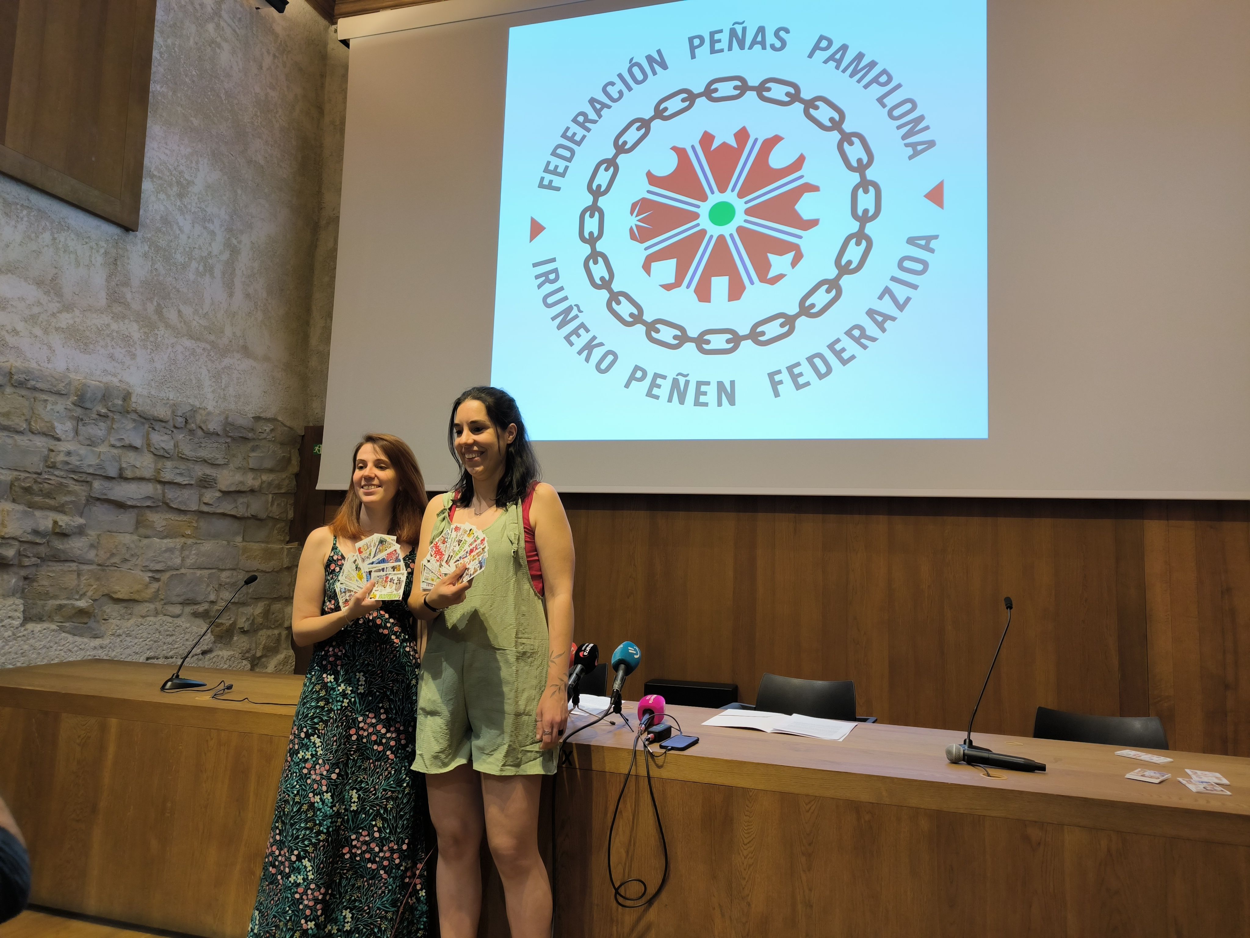 Iruñeko peñen federazioko kide Paula Rodriguez eta federazioko lehendakari Rakel Arjol gaur, Iruñeko Kondestablearen jauregian. BERRIA