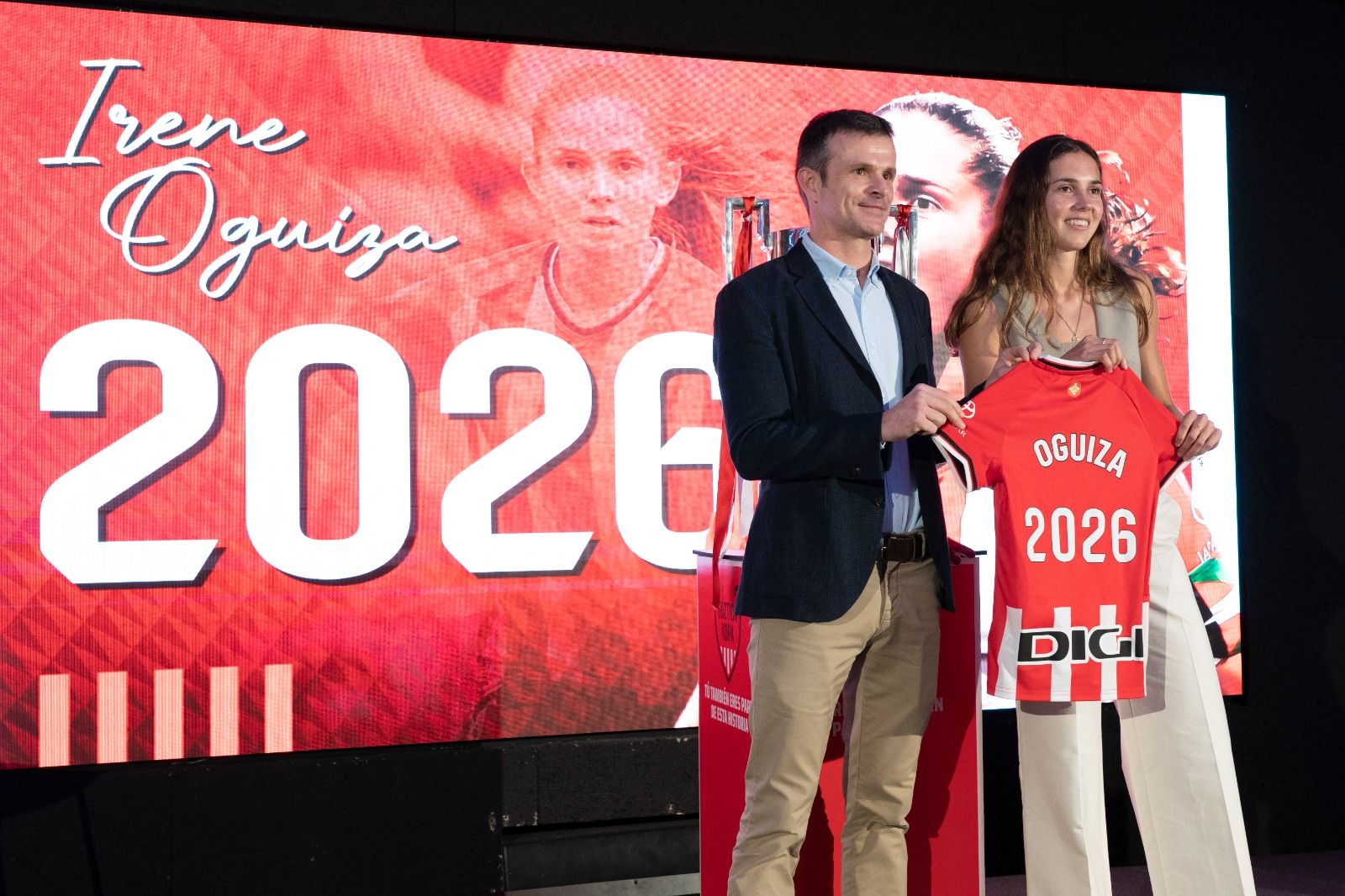 Irene Ogizaren kontratu berritzea aurkeztu duten unea, gaur. ATHLETIC