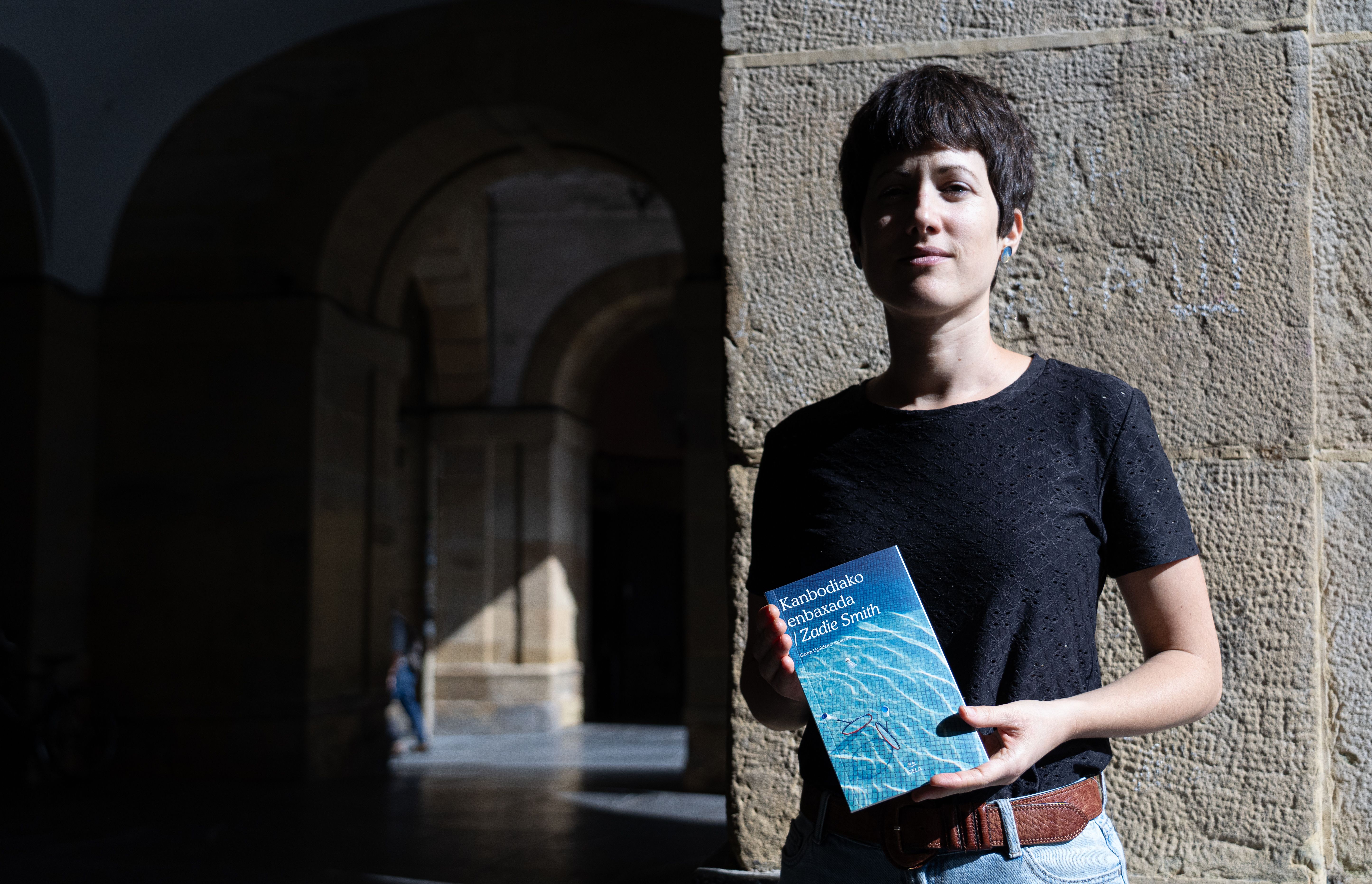 Garazi Ugalde itzultzailea, Zadie Smithen 'Kanbodiako enbaxada' eskuetan. JAGOBA MANTEROLA / FOKU