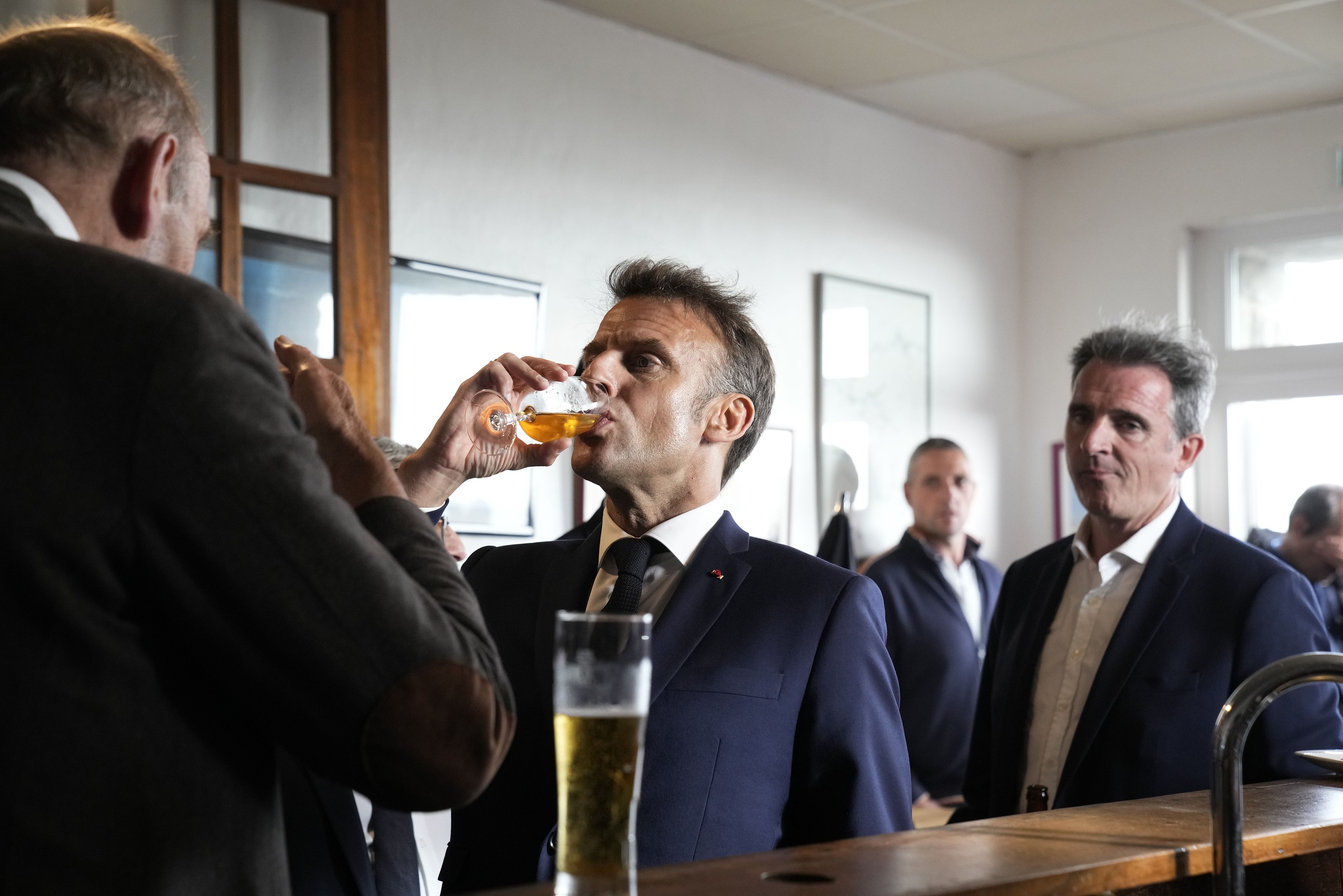 Emmanuel Macron Frantziako presidentea, hilaren 18an, Enez-Sun uharteko taberna batean (Bretainia), ekitaldi militar baten ondoren. CHRISTOPHE ENA / EFE Emmanuel Macron Frantziako presidentea, hilaren 18an, Enez-Sun uharteko taberna batean (Bretainia), ekitaldi militar baten ondoren. CHRISTOPHE ENA / EFE