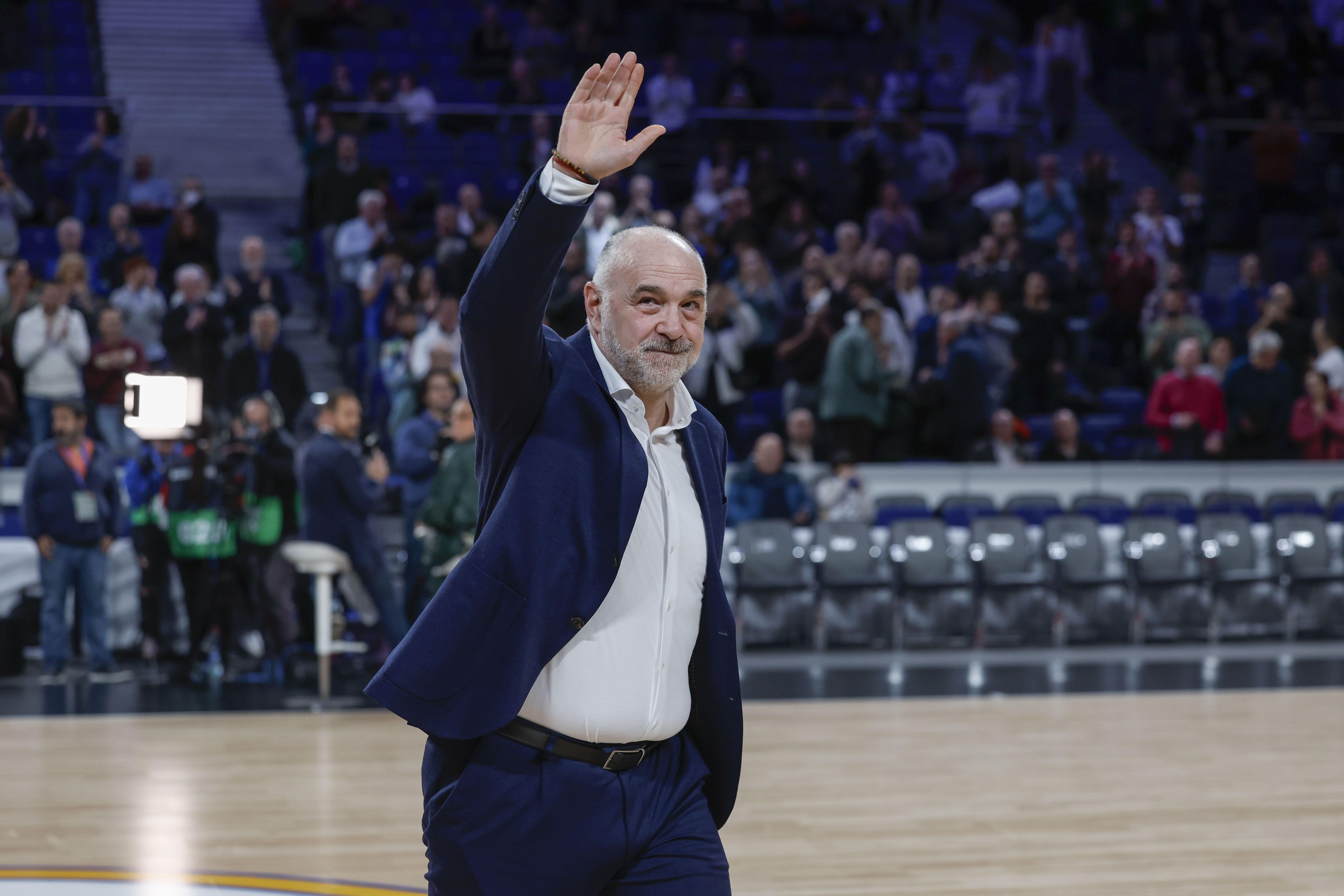 Pablo Laso, harmailetako zaleak agurtzen, aurten, Madrilen. JUANJO MARTIN / EFE