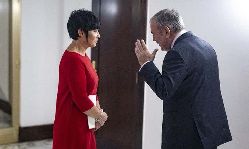 Maddalen Iriarte eta Pedro Azpiazu, aurrez aurre, atzo, Eusko Legebiltzarreko pasabidean. JAIZKI FONTANEDA / FOKU