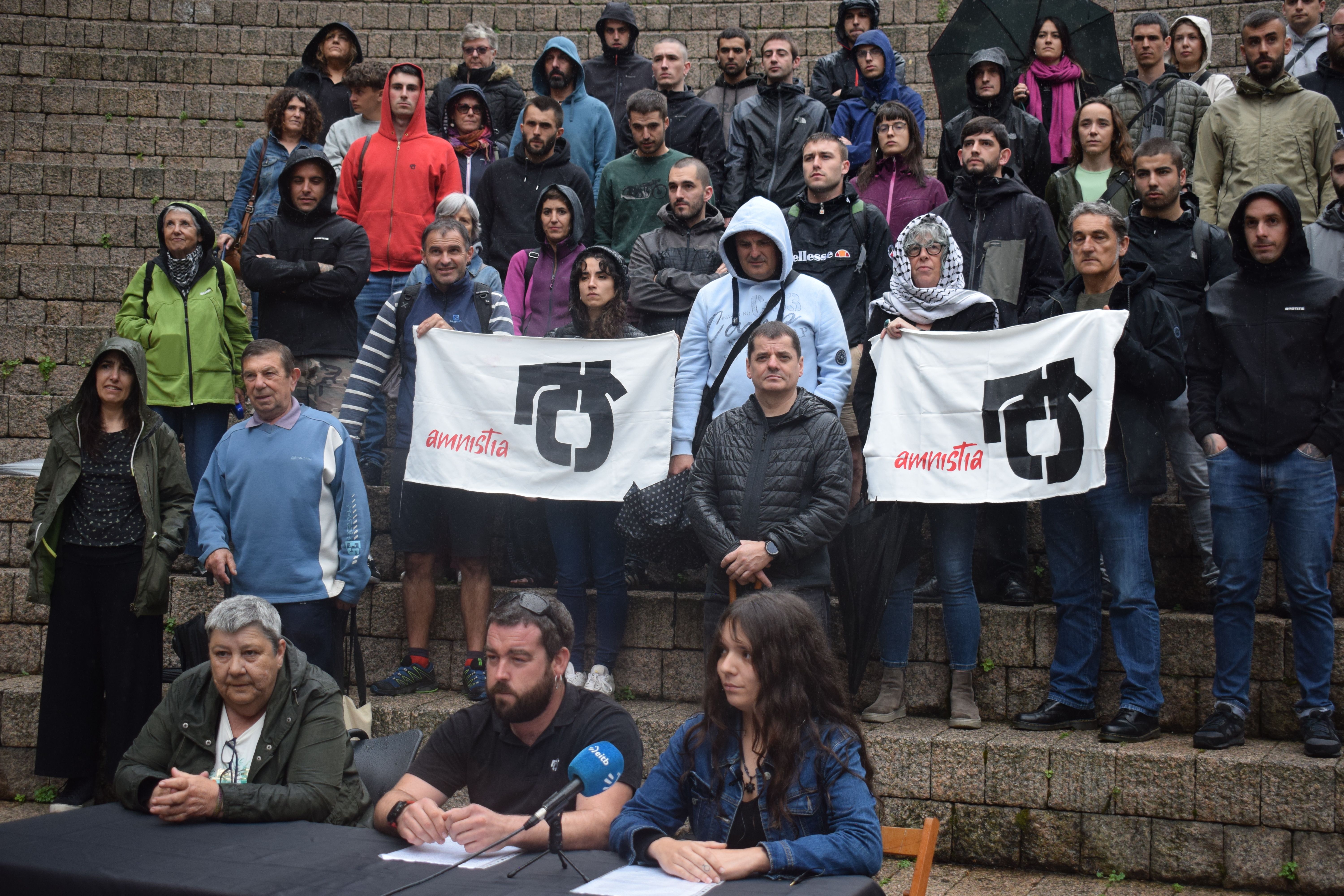 Hainbat euskal presoren lagun eta senideen agerraldia, gaur, Gasteizen. BERRIA