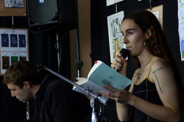 Xalba Ramirez eta Eider Beobide «Rifqa.honengatik egiten dugu dantza» poesia irakurraldian. Xalba Ramirez eta Eider Beobide «Rifqa.honengatik egiten dugu dantza» poesia irakurraldian.