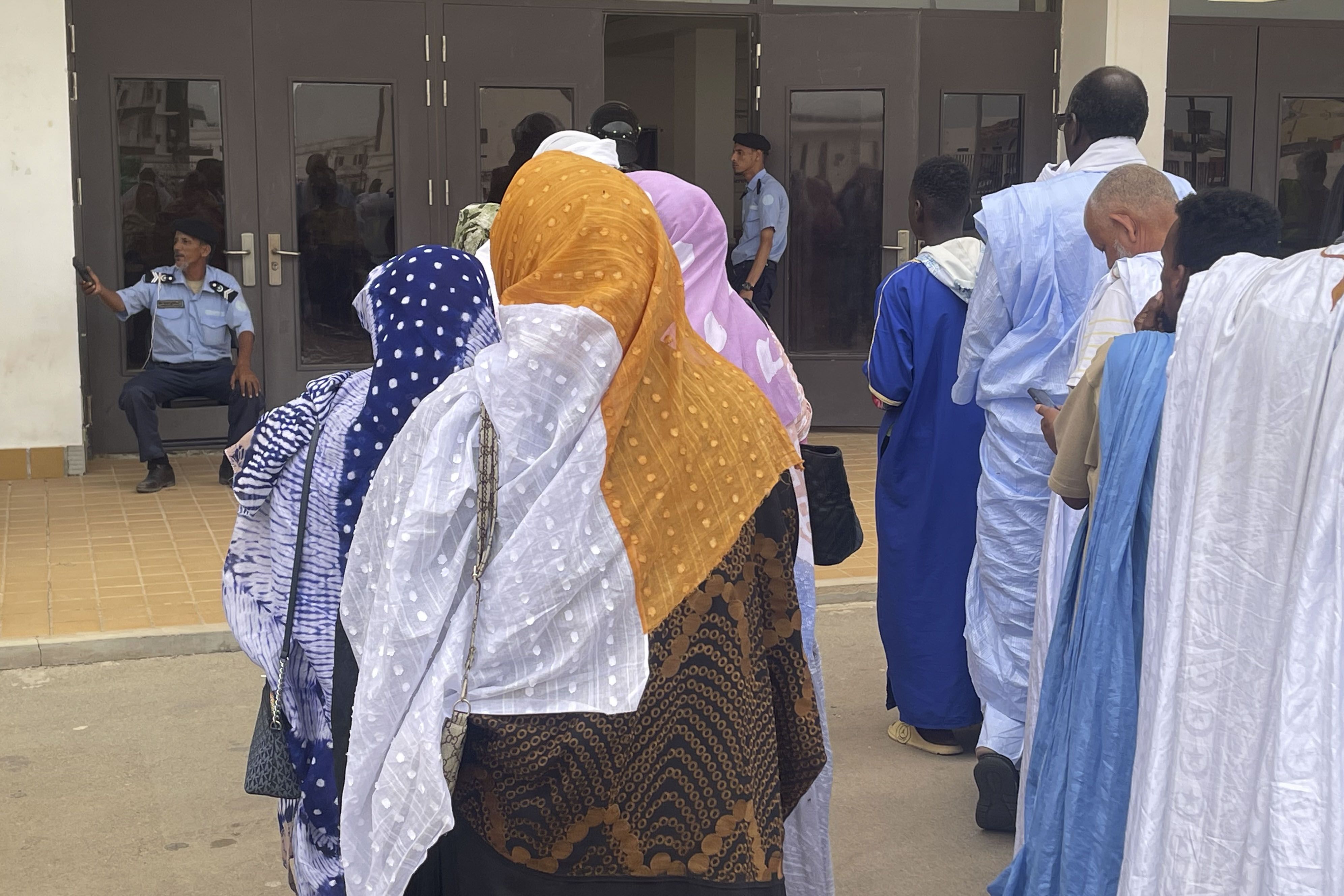 Mauritaniako herritar batzuk, Nuakxot hiriburuko hautesleku batean bozkatzen, atzo. EFE