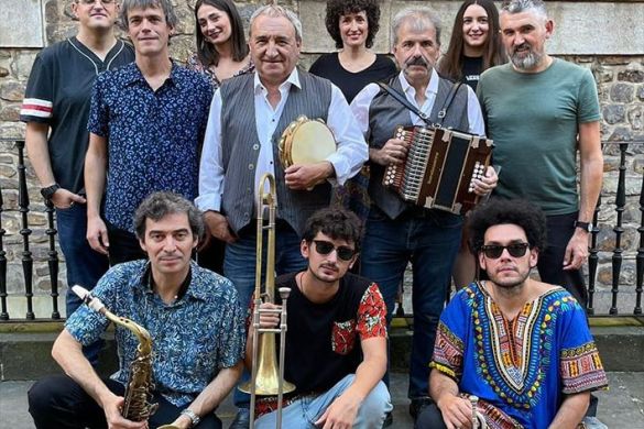 Tapia eta Leturia Band, artxiboko irudian. Gaur joko dute, Elorrioko elizpean, 22:30ean. MUSIKAIRE