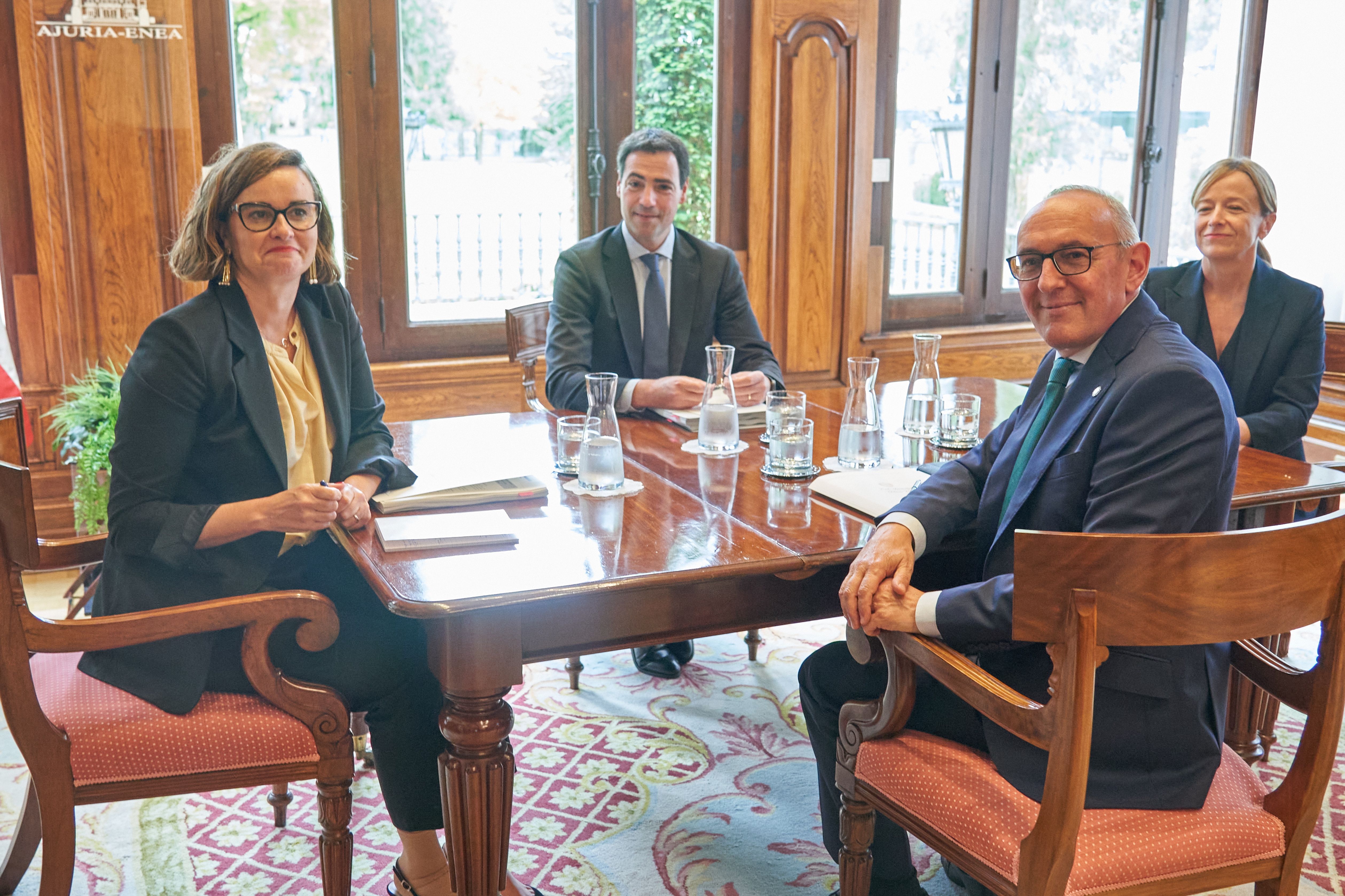 Pradales, Etxanoberekin —ezkerrean— Gonzalezekin eta Mendozarekin —eskuinean—. L. RICO / EFE