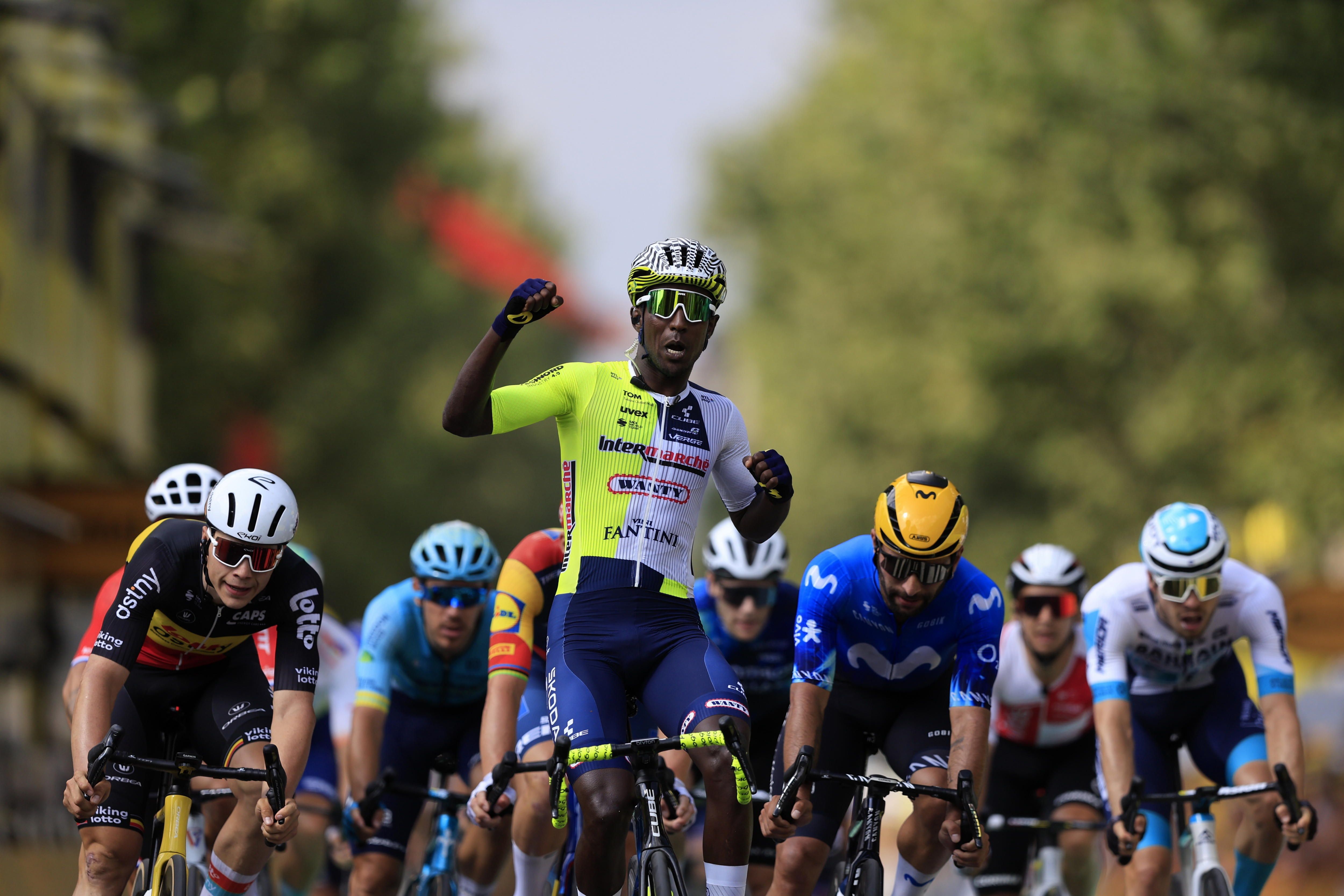 Biniam Girmay, garaipena ospatzen, Turingo helmugan. GUILLAUME HORCAJUELO/EFE