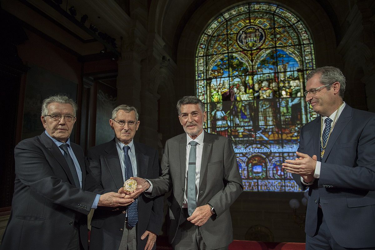 Paulo Agirrebaltzategi, Joseba Intxausti eta Joan Mari Torrealdai, domina eskuetan, eta Markel Olano Gipuzkoako ahaldun nagusia, atzo, Donostian. J.C. RUIZ / FOKU.