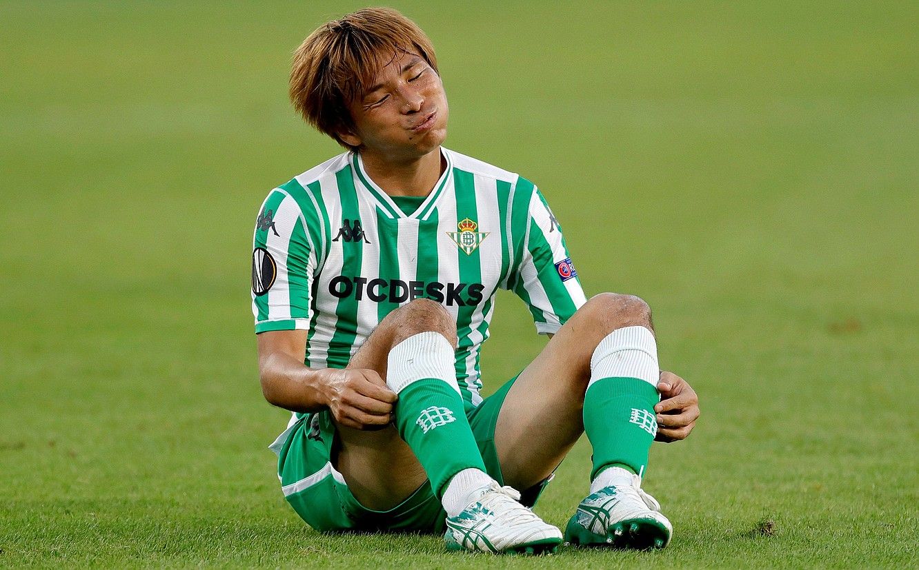 Takashi Inui, denboraldi honetan Betisekin jokatutako partida batean. RAUL CARO / EFE. Takashi Inui, denboraldi honetan Betisekin jokatutako partida batean. RAUL CARO / EFE.