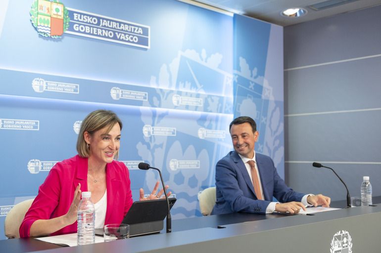 Maria Ubarretxena eta Mikel Torres, gobernu bilera osteko agerraldian. GAIZKA UCEDA
