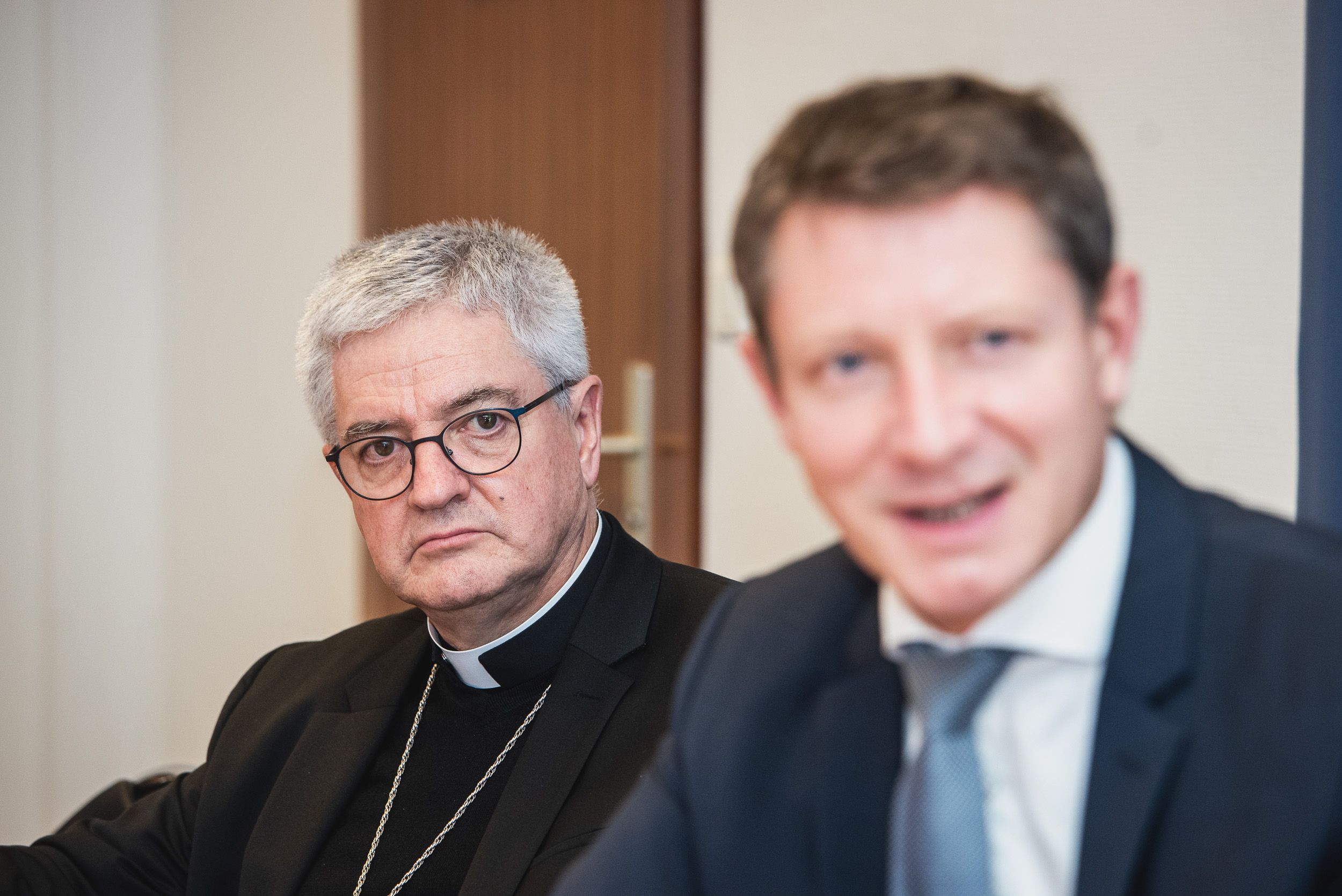 Marc Aillet apezpikua eta Jerome Bourrier prokuradorea, Elizako sexu abusuen inguruko protokoloa aurkezten / GUILLAUME FAUVEAU