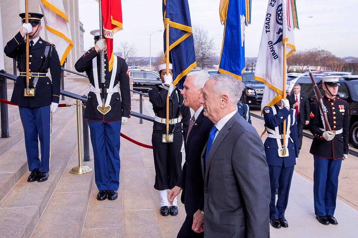 Mattis AEBetako Defentsa idazkaria eta Pence presidenteordea. E. S. LESSER / EFE. Mattis AEBetako Defentsa idazkaria eta Pence presidenteordea. E. S. LESSER / EFE.