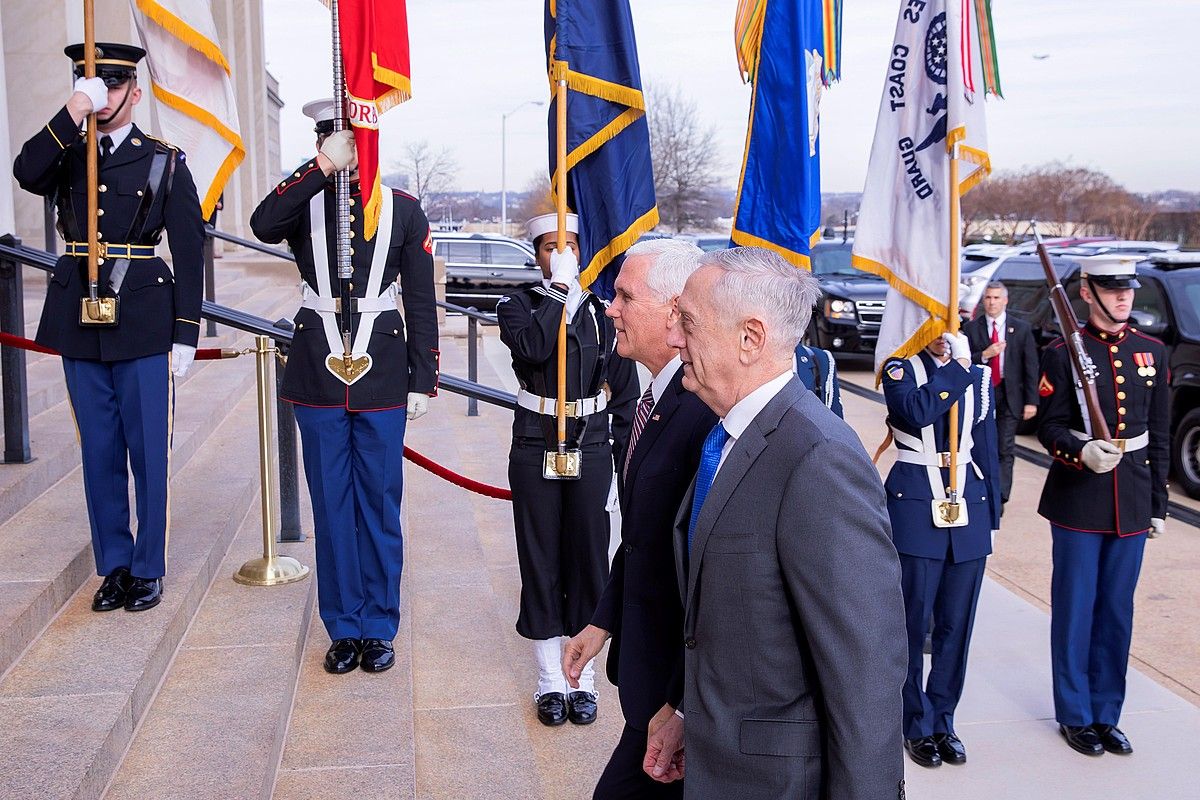 Mattis AEBetako Defentsa idazkaria eta Pence presidenteordea. E. S. LESSER / EFE.